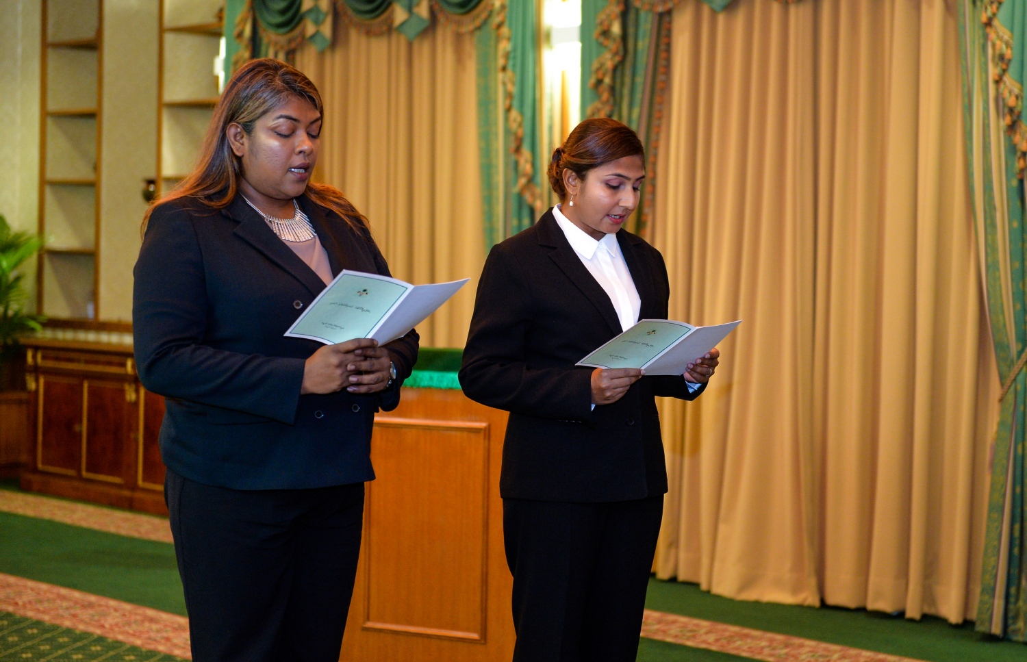 އަޒްމިރަލްދާ އާއި ޝުޖޫން ފަނޑިޔާރު ކަމުގެ ހުވާ މިއަދު ކުރައްވަނީ.--- ފޮޓޯ/ރައީސް އޮފީސް