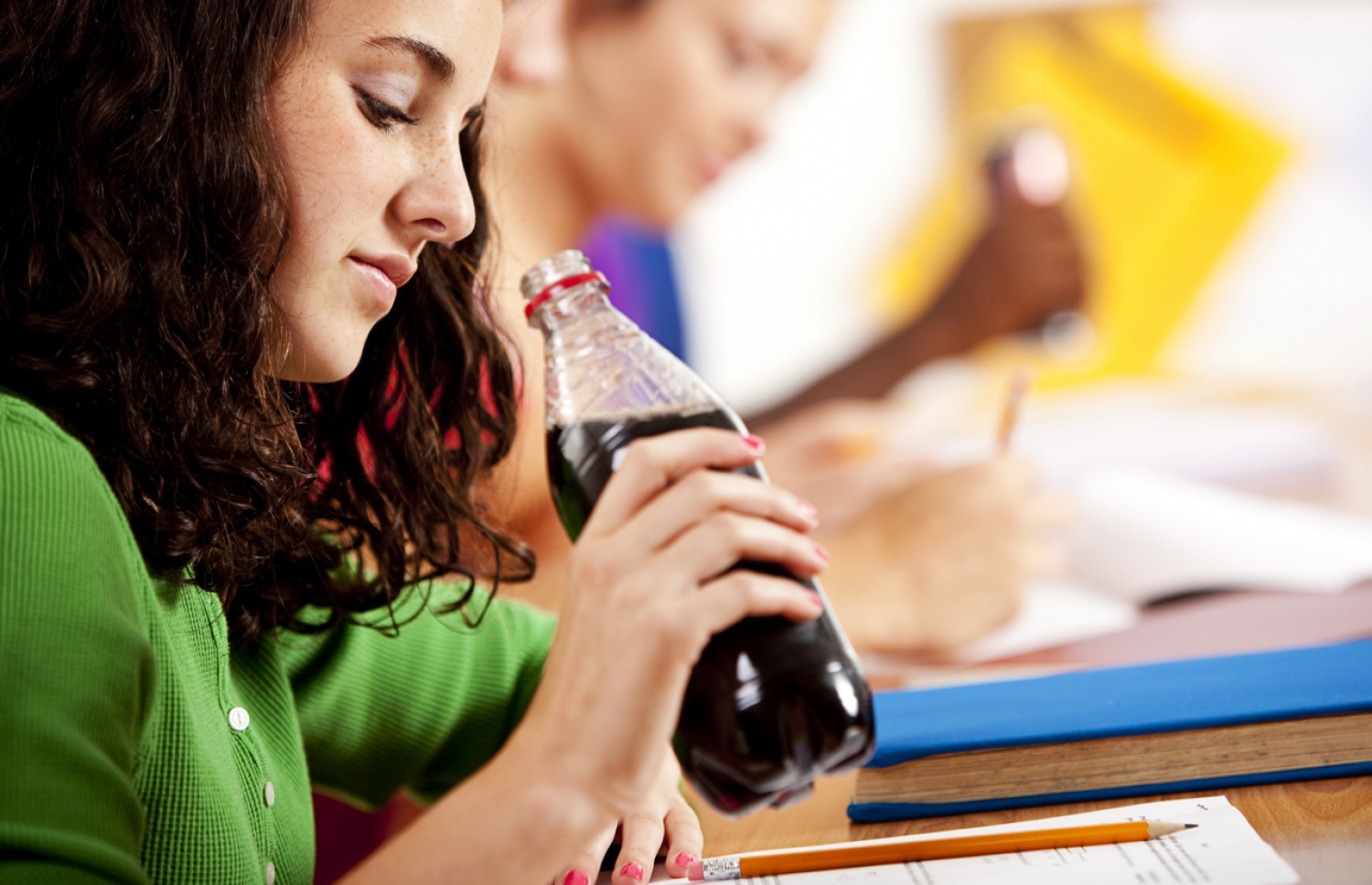 ޒުވާނަކު ސޮފްޓް ޑްރިންކަކާ އެކު.