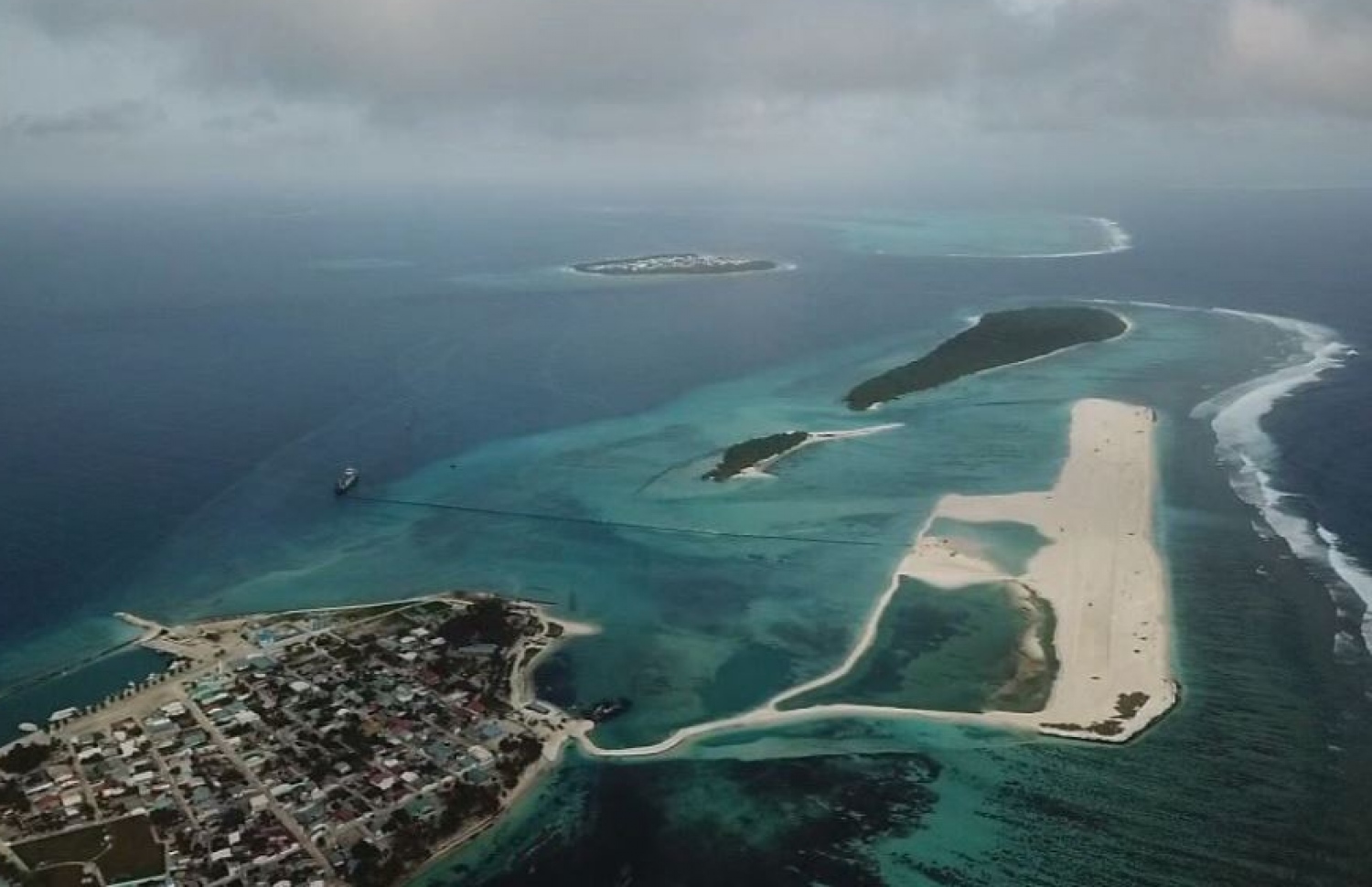 ހޯރަފުށީގައި އެއާޕޯޓް އެޅުމަށް ފަޅުތެރެއިން ބޮޑު ސަރަހައްދެއް ހިއްކާފައި-- ފޮޓޯ: އަހުމަދު ސަލީމް