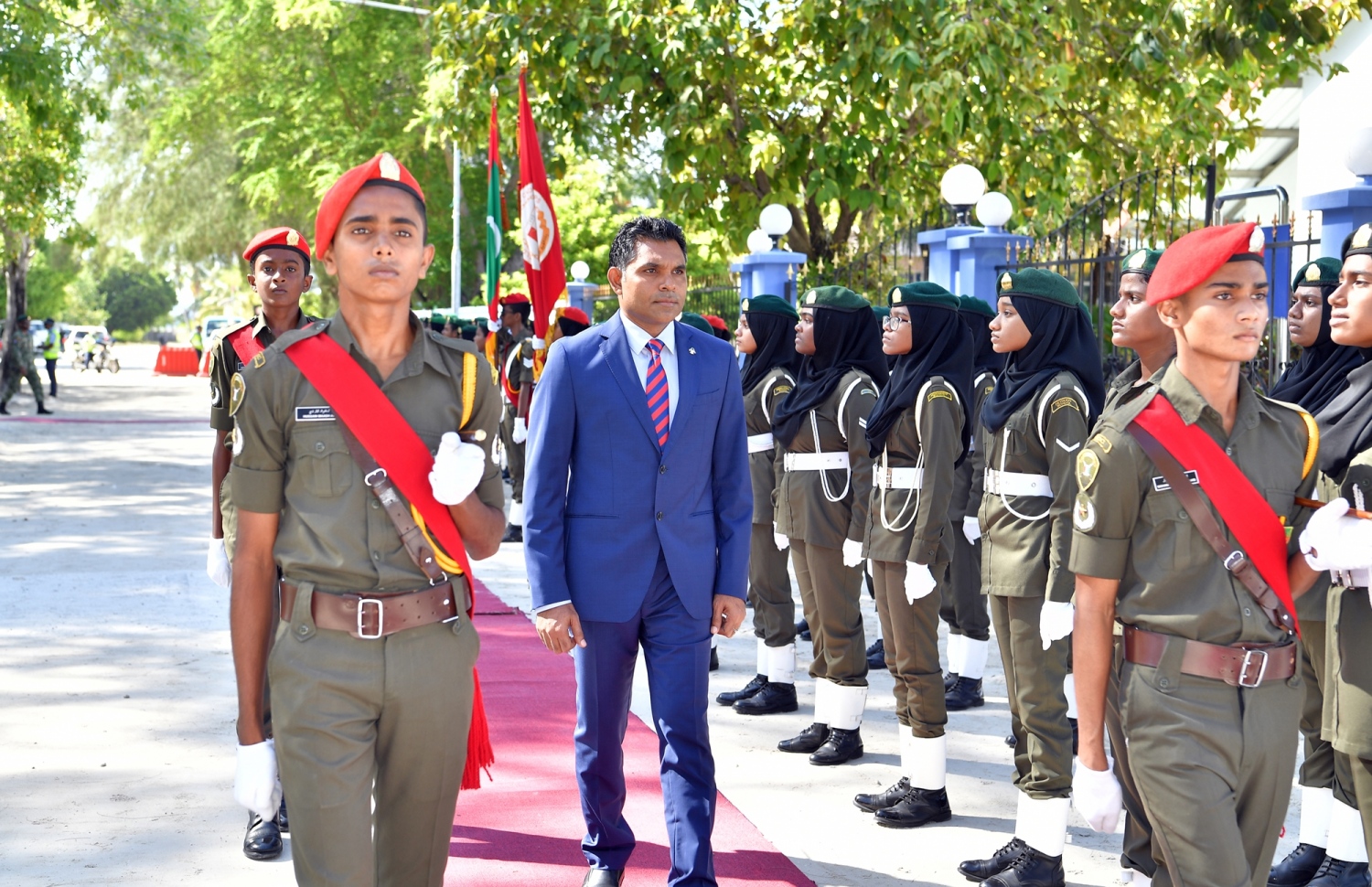 ސ. ހިތަދޫ: ސެޕްޓެމްބަރު 4، 2019: 5 ވަނަ އިންޓަނޭޝަނަލް ޓީޗާސް ކޮންފެރެންސް ފެށުމަށް ސ. ހިތަދޫ ޝަރަފުއްދީން ސްކޫލްގައި ބޭއްވި ރަސްމިއްޔާތުގައި، ބައިވެރިވެ ވަޑައިގަތުމަށް ނައިބު ރައީސް ފައިސަލް ނަސީމް ވަޑައިގަތުމުން، އެމަނިކުފާނަށް އައްޑޫ ސްކޫލުތަކުގެ ސީނިއާ ކެޑޭޓުން ޝަރަފުގެ ގާޑެއް އަރުވަނީ.-- ފޮޓޯ: ރައީސް އޮފީސް