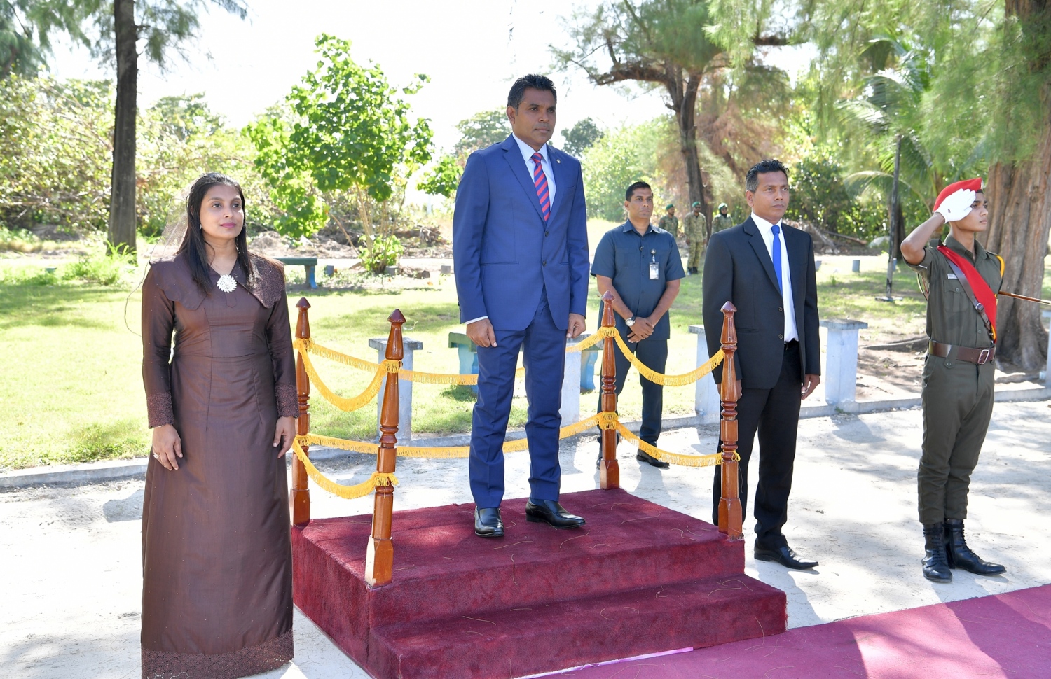 ސ. ހިތަދޫ: ސެޕްޓެމްބަރު 4، 2019: 5 ވަނަ އިންޓަނޭޝަނަލް ޓީޗާސް ކޮންފެރެންސް ފެށުމަށް ސ. ހިތަދޫ ޝަރަފުއްދީން ސްކޫލްގައި ބޭއްވި ރަސްމިއްޔާތުގައި، ބައިވެރިވެ ވަޑައިގަތުމަށް ނައިބު ރައީސް ފައިސަލް ނަސީމް ވަޑައިގަތުމުން، އެމަނިކުފާނަށް އައްޑޫ ސްކޫލުތަކުގެ ސީނިއާ ކެޑޭޓުން ޝަރަފުގެ ގާޑެއް އަރުވަނީ.-- ފޮޓޯ: ރައީސް އޮފީސް