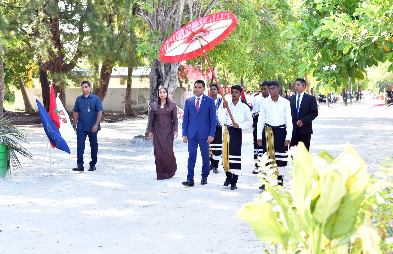 ސ. ހިތަދޫ: ސެޕްޓެމްބަރު 4، 2019: 5 ވަނަ އިންޓަނޭޝަނަލް ޓީޗާސް ކޮންފެރެންސް ފެށުމަށް ސ. ހިތަދޫ ޝަރަފުއްދީން ސްކޫލްގައި ބޭއްވި ރަސްމިއްޔާތުގައި، ބައިވެރިވެ ވަޑއިގަތުމަށް ނައިބު ރައީސް ފައިސަލް ނަސީމް ވަޑައިގަތުމުން، އެމަނިކުފާނަށް މަރުހަބާ ދަންނަވަނީ.-- ފޮޓޯ: ރައީސް އޮފީސް
