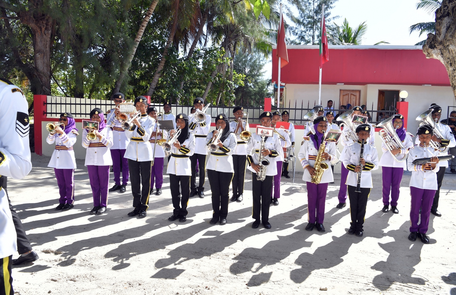 ސ. ހިތަދޫ: ސެޕްޓެމްބަރު 4، 2019: 5 ވަނަ އިންޓަނޭޝަނަލް ޓީޗާސް ކޮންފެރެންސް ފެށުމަށް ސ. ހިތަދޫ ޝަރަފުއްދީން ސްކޫލްގައި ބޭއްވި ރަސްމިއްޔާތުގައި، ބައިވެރިވެ ވަޑއިގަތުމަށް ނައިބު ރައީސް ފައިސަލް ނަސީމް ވަޑައިގަތުމުން، އެމަނިކުފާނަށް މަރުހަބާ ދަންނެވުމުގެގޮތުން އެ ސްކޫލުގެ ބޭންޑުގެ ދަރިވަރުންތަކެއް ބޭންޑް ކުޅެނީ.-- ފޮޓޯ: ރައީސް އޮފީސް