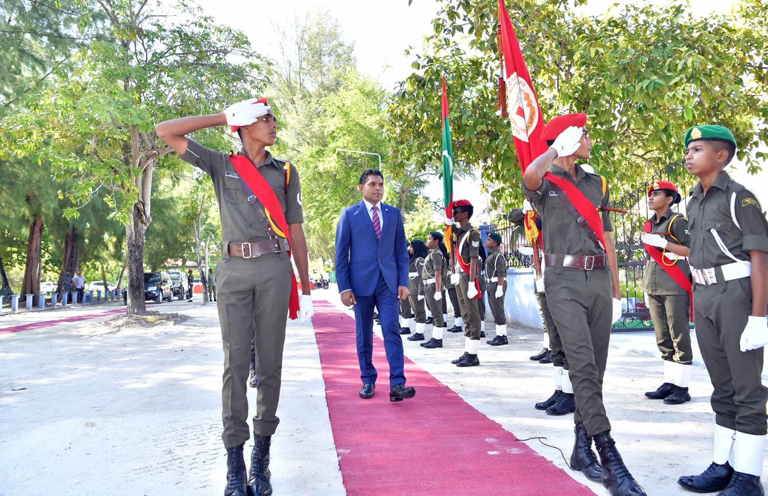 ސ. ހިތަދޫ: ސެޕްޓެމްބަރު 4، 2019: 5 ވަނަ އިންޓަނޭޝަނަލް ޓީޗާސް ކޮންފެރެންސް ފެށުމަށް ސ. ހިތަދޫ ޝަރަފުއްދީން ސްކޫލްގައި ބޭއްވި ރަސްމިއްޔާތުގައި، ބައިވެރިވެ ވަޑއިގަތުމަށް ނައިބު ރައީސް ފައިސަލް ނަސީމް ވަޑައިގަތުމުން، އެމަނިކުފާނަށް ރަތް ދޫލައިން މަރުހަބާ ދަންނަވަނީ.-- ފޮޓޯ: ރައީސް އޮފީސް