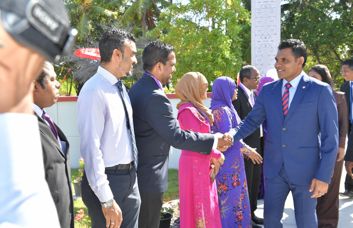 ސ. ހިތަދޫ: ސެޕްޓެމްބަރު 4، 2019: 5 ވަނަ އިންޓަނޭޝަނަލް ޓީޗާސް ކޮންފެރެންސް ފެށުމަށް ސ. ހިތަދޫ ޝަރަފުއްދީން ސްކޫލްގައި ބޭއްވި ރަސްމިއްޔާތުގައި، ބައިވެރިވެ ވަޑއިގަތުމަށް ނައިބު ރައީސް ފައިސަލް ނަސީމް ވަޑައިގަތުމުން، އެމަނިކުފާނަށް މަރުހަބާ ދަންނަވަނީ.-- ފޮޓޯ: ރައީސް އޮފީސް