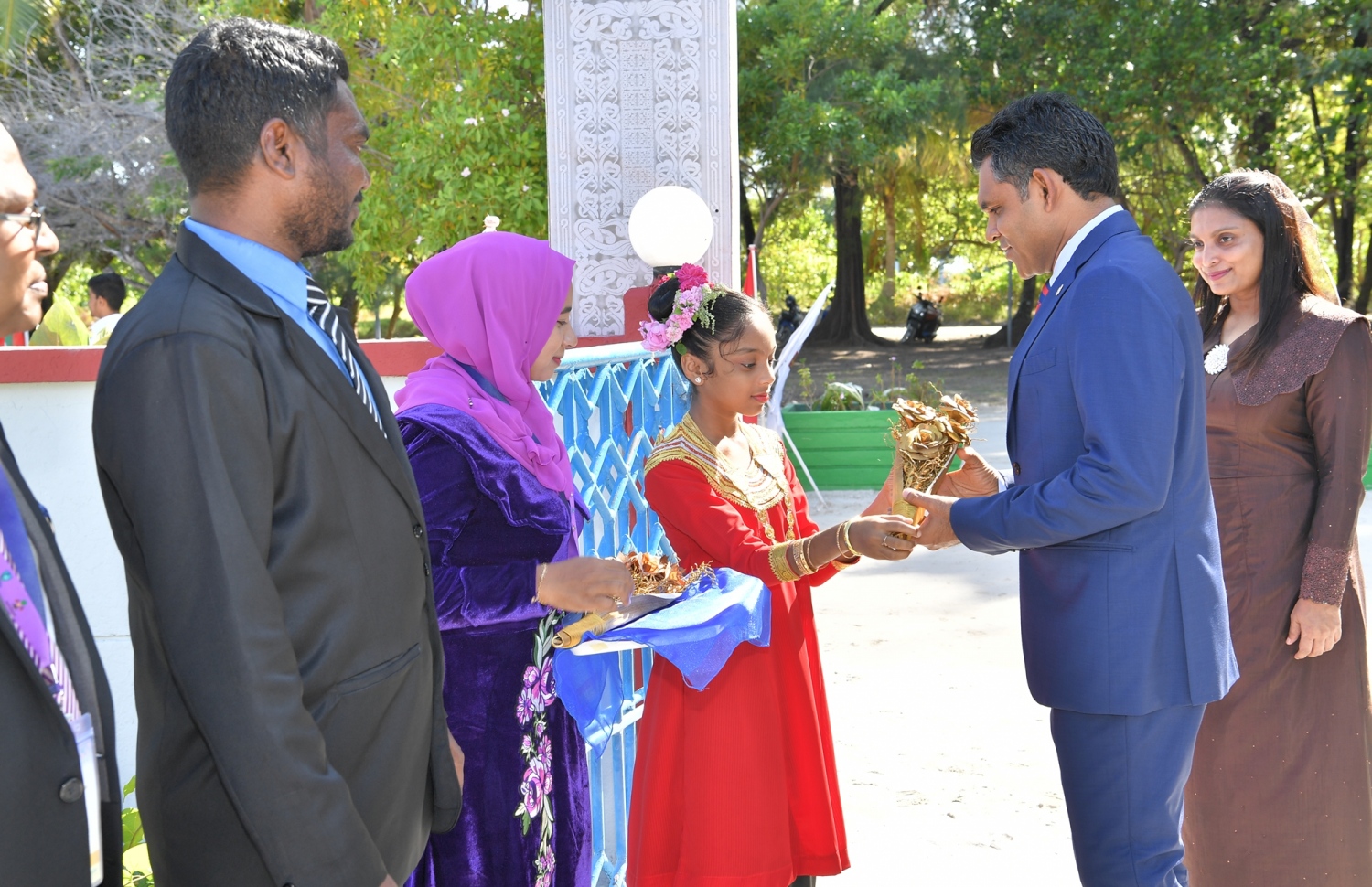 ސ. ހިތަދޫ: ސެޕްޓެމްބަރު 4، 2019: 5 ވަނަ އިންޓަނޭޝަނަލް ޓީޗާސް ކޮންފެރެންސް ފެށުމަށް ސ. ހިތަދޫ ޝަރަފުއްދީން ސްކޫލްގައި ބޭއްވި ރަސްމިއްޔާތުގައި، ބައިވެރިވެ ވަޑއިގަތުމަށް ނައިބު ރައީސް ފައިސަލް ނަސީމް ވަޑައިގަތުމުން، އެމަނިކުފާނަށް މަރުހަބާ ދަންނަވަނީ.-- ފޮޓޯ: ރައީސް އޮފީސް