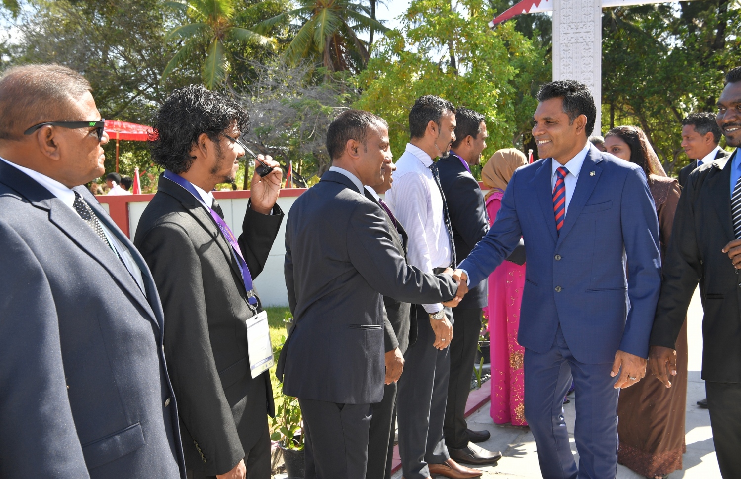 ސ. ހިތަދޫ: ސެޕްޓެމްބަރު 4، 2019: 5 ވަނަ އިންޓަނޭޝަނަލް ޓީޗާސް ކޮންފެރެންސް ފެށުމަށް ސ. ހިތަދޫ ޝަރަފުއްދީން ސްކޫލްގައި ބޭއްވި ރަސްމިއްޔާތުގައި، ބައިވެރިވެ ވަޑއިގަތުމަށް ނައިބު ރައީސް ފައިސަލް ނަސީމް ވަޑައިގަތުމުން، އެމަނިކުފާނަށް މަރުހަބާ ދަންނަވަނީ.-- ފޮޓޯ: ރައީސް އޮފީސް