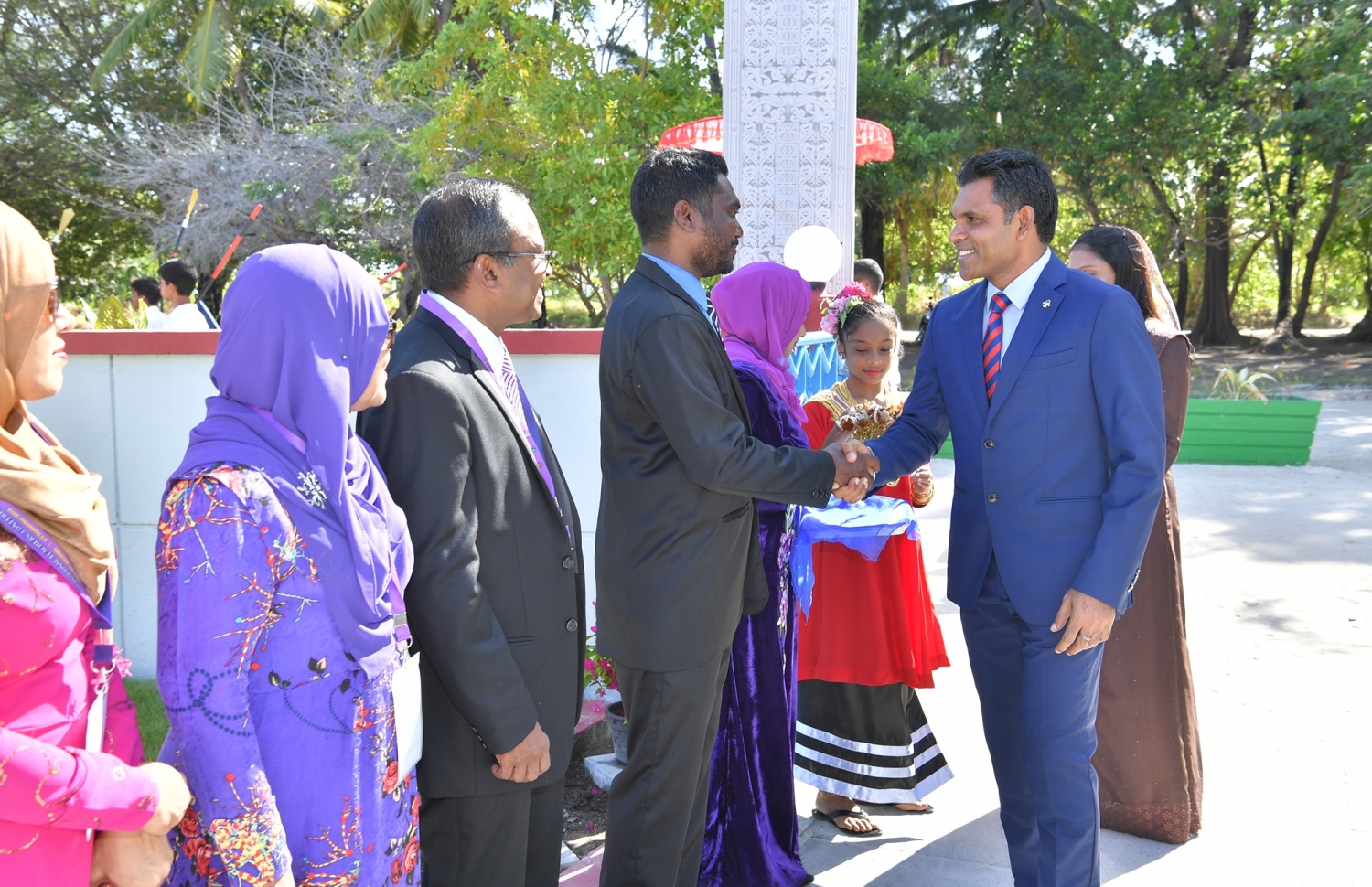 ސ. ހިތަދޫ: ސެޕްޓެމްބަރު 4، 2019: 5 ވަނަ އިންޓަނޭޝަނަލް ޓީޗާސް ކޮންފެރެންސް ފެށުމަށް ސ. ހިތަދޫ ޝަރަފުއްދީން ސްކޫލްގައި ބޭއްވި ރަސްމިއްޔާތުގައި، ބައިވެރިވެ ވަޑއިގަތުމަށް ނައިބު ރައީސް ފައިސަލް ނަސީމް ވަޑައިގަތުމުން، އެމަނިކުފާނަށް މަރުހަބާ ދަންނަވަނީ.-- ފޮޓޯ: ރައީސް އޮފީސް