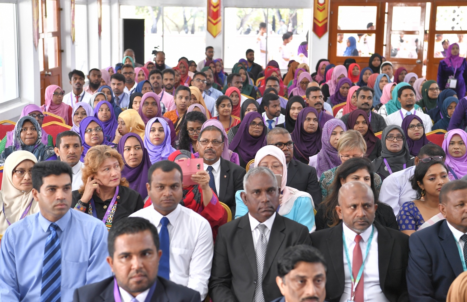 ސ. ހިތަދޫ: ސެޕްޓެމްބަރު 4، 2019: 5 ވަނަ އިންޓަނޭޝަނަލް ޓީޗާސް ކޮންފެރެންސް ފެށުމަށް ސ. ހިތަދޫ ޝަރަފުއްދީން ސްކޫލްގައި ބޭއްވި ރަސްމިއްޔާތުގައި، ޓީޗަރުންތަކެއް ބައިވެރިވަނީ.-- ފޮޓޯ: ރައީސް އޮފީސް