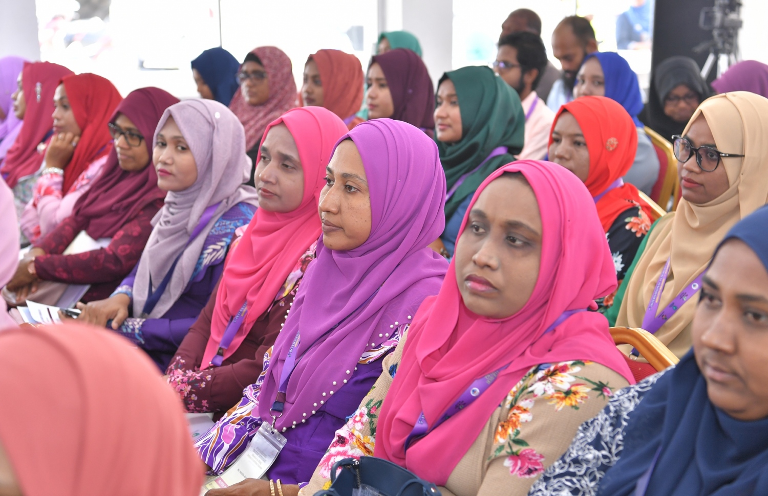 ސ. ހިތަދޫ: ސެޕްޓެމްބަރު 4، 2019: 5 ވަނަ އިންޓަނޭޝަނަލް ޓީޗާސް ކޮންފެރެންސް ފެށުމަށް ސ. ހިތަދޫ ޝަރަފުއްދީން ސްކޫލްގައި ބޭއްވި ރަސްމިއްޔާތުގައި، ޓީޗަރުންތަކެއް ބައިވެރިވަނީ.-- ފޮޓޯ: ރައީސް އޮފީސް