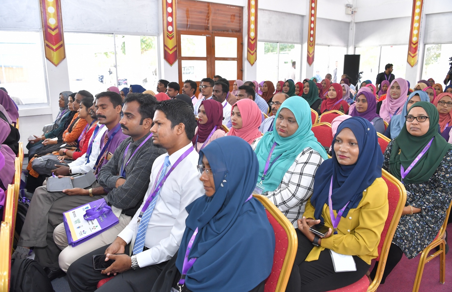 ސ. ހިތަދޫ: ސެޕްޓެމްބަރު 4، 2019: 5 ވަނަ އިންޓަނޭޝަނަލް ޓީޗާސް ކޮންފެރެންސް ފެށުމަށް ސ. ހިތަދޫ ޝަރަފުއްދީން ސްކޫލްގައި ބޭއްވި ރަސްމިއްޔާތުގައި، ޓީޗަރުންތަކެއް ބައިވެރިވަނީ.-- ފޮޓޯ: ރައީސް އޮފީސް