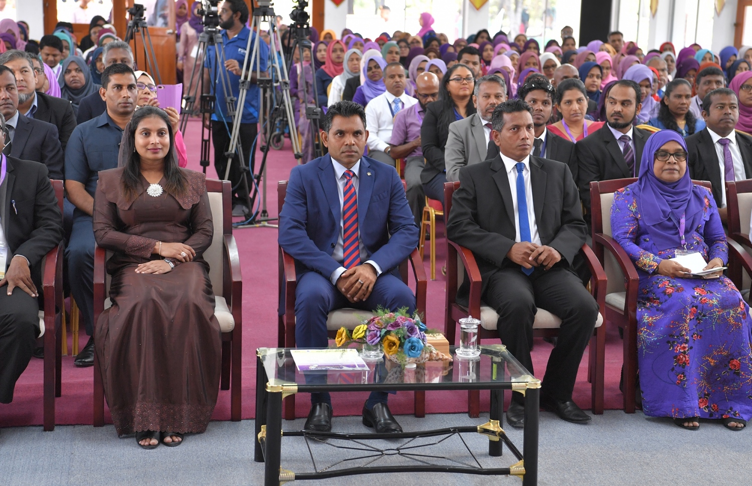 ސ. ހިތަދޫ: ސެޕްޓެމްބަރު 4، 2019: 5 ވަނަ އިންޓަނޭޝަނަލް ޓީޗާސް ކޮންފެރެންސް ފެށުމަށް ސ. ހިތަދޫ ޝަރަފުއްދީން ސްކޫލްގައި ބޭއްވި ރަސްމިއްޔާތުގައި، ނައިބު ރައީސް ފައިސަލް ނަސީމް އަދި އެޑިއުކޭޝަން މިނިސްޓަރު އައިޝަތު އަލީ ބައިވެރިވެ ވަޑައިގަންނަވަނީ.-- ފޮޓޯ: ރައީސް އޮފީސް