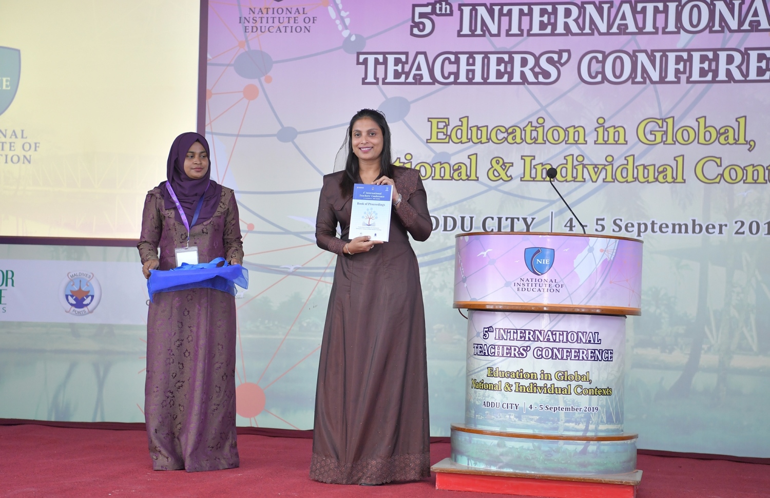 ސ. ހިތަދޫ: ސެޕްޓެމްބަރު 4، 2019: 5 ވަނަ އިންޓަނޭޝަނަލް ޓީޗާސް ކޮންފެރެންސް ފެށުމަށް ސ. ހިތަދޫ ޝަރަފުއްދީން ސްކޫލްގައި ބޭއްވި ރަސްމިއްޔާތުގައި،  އެޑިއުކޭޝަން މިނިސްޓަރު އައިޝަތު އަލީ ބައިވެރިވެ ވަޑައިގަންނަވަނީ.-- ފޮޓޯ: ރައީސް އޮފީސް