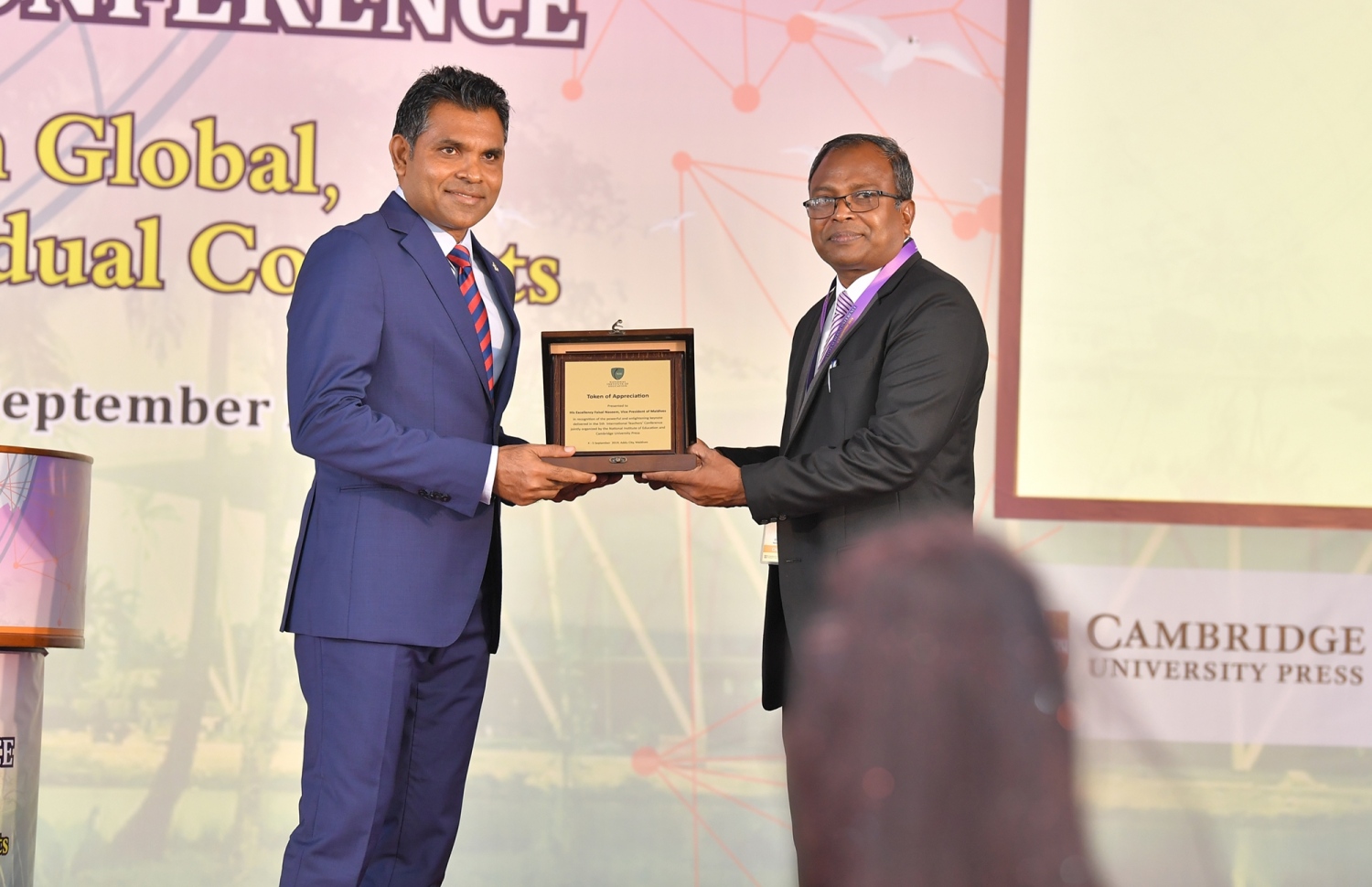 ސ. ހިތަދޫ: ސެޕްޓެމްބަރު 4، 2019: 5 ވަނަ އިންޓަނޭޝަނަލް ޓީޗާސް ކޮންފެރެންސް ފެށުމަށް ސ. ހިތަދޫ ޝަރަފުއްދީން ސްކޫލްގައި ބޭއްވި ރަސްމިއްޔާތުގައި، ނައިބު ރައީސް ފައިސަލް ނަސީމަށް ހަނދާނީ ފިލައެއް ދެއްވަނީ.-- ފޮޓޯ: ރައީސް އޮފީސް