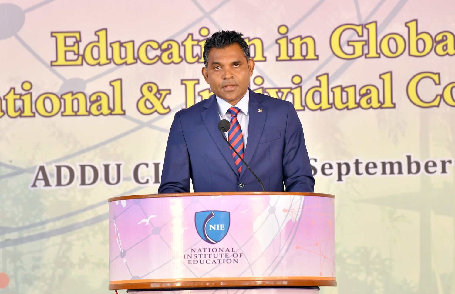 ސ. ހިތަދޫ: ސެޕްޓެމްބަރު 4، 2019: 5 ވަނަ އިންޓަނޭޝަނަލް ޓީޗާސް ކޮންފެރެންސް ފެށުމަށް ސ. ހިތަދޫ ޝަރަފުއްދީން ސްކޫލްގައި ބޭއްވި ރަސްމިއްޔާތުގައި، ނައިބު ރައީސް ފައިސަލް ނަސީމް ވާހަކަ ދައްކަވަނީ.-- ފޮޓޯ: ރައީސް އޮފީސް