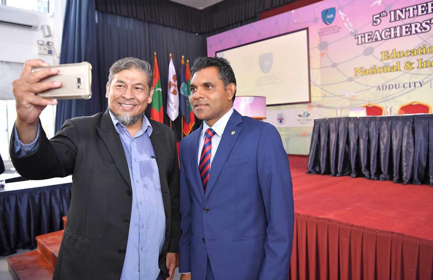 ސ. ހިތަދޫ: ސެޕްޓެމްބަރު 4، 2019: 5 ވަނަ އިންޓަނޭޝަނަލް ޓީޗާސް ކޮންފެރެންސް ފެށުމަށް ސ. ހިތަދޫ ޝަރަފުއްދީން ސްކޫލްގައި ބޭއްވި ރަސްމިއްޔާތު ނިންމަވާލުމަށްފަހު، އެ ކޮންފަރެންސްގައި ބައިވެރިވާ ޓީޗަރަކު، ނައިބު ރައީސް ފައިސަލް ނަސީމްއާއެކު ސެލްފީއެއް ނަގަނީ-- ފޮޓޯ: ރައީސް އޮފީސް