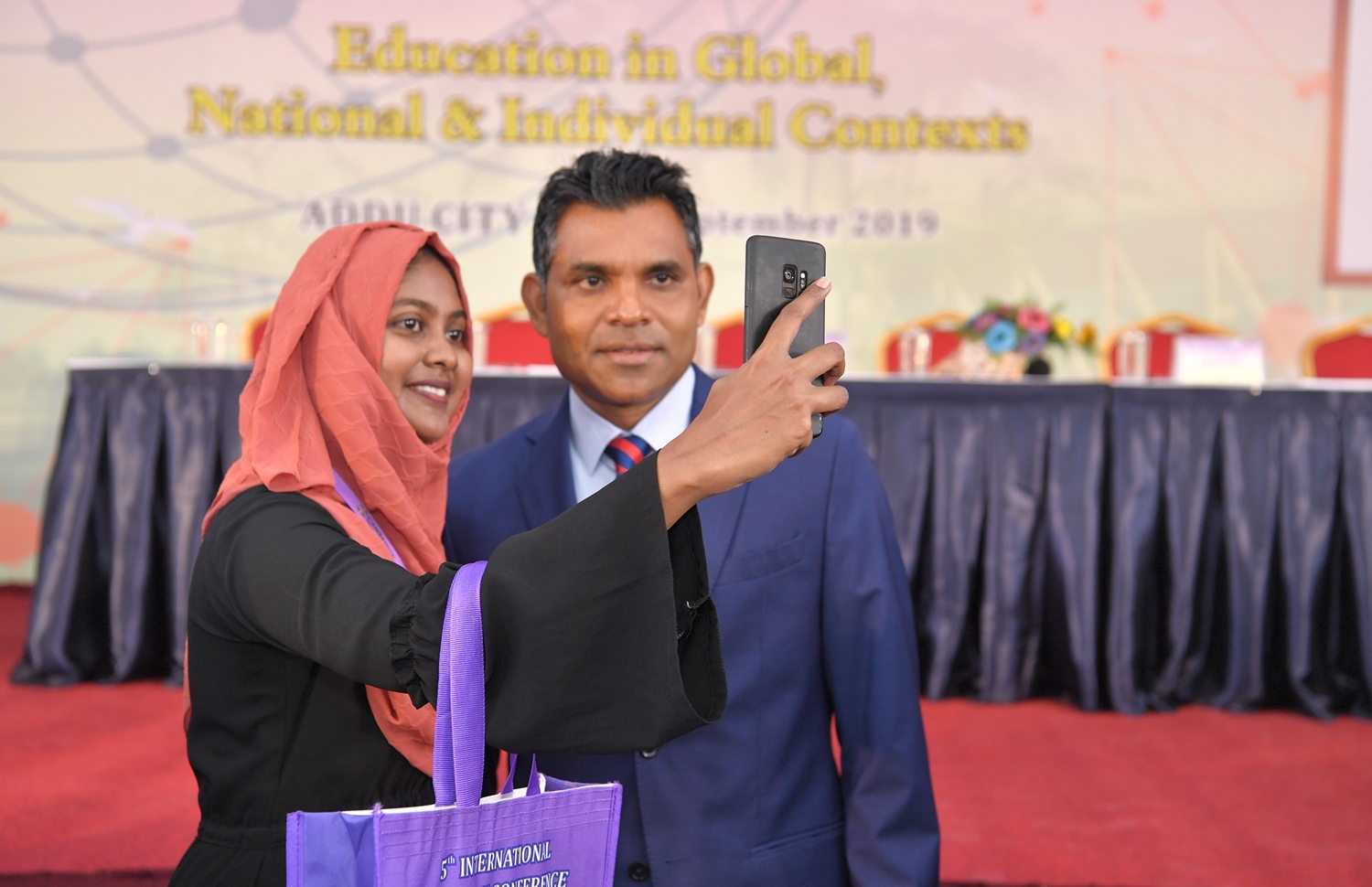 ސ. ހިތަދޫ: ސެޕްޓެމްބަރު 4، 2019: 5 ވަނަ އިންޓަނޭޝަނަލް ޓީޗާސް ކޮންފެރެންސް ފެށުމަށް ސ. ހިތަދޫ ޝަރަފުއްދީން ސްކޫލްގައި ބޭއްވި ރަސްމިއްޔާތު ނިންމަވާލުމަށްފަހު، އެ ކޮންފަރެންސްގައި ބައިވެރިވާ ޓީޗަރަކު، ނައިބު ރައީސް ފައިސަލް ނަސީމްއާއެކު ސެލްފީއެއް ނަގަނީ.-- ފޮޓޯ: ރައީސް އޮފީސް