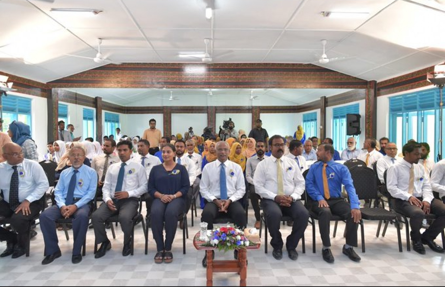 މިލަދޫ ސްކޫލަށް 50 އަހަރު ފާހަގަކުރަން އެ ސްކޫލުގައި ބޭއްވި ރަސްމިއްޔާތުގައި ރައީސް އިބްރާހިމް މުހައްމަދު ސޯލިހު (މ) އަދި އެޑިއުކޭޝަން މިނިސްޓަރު ޑރ. އައިޝަތު އަލީ ބައިވެރިވެވަޑައިގަންނަވަނީ.-- ފޮޓޯ: ރައީސް އޮފީސް