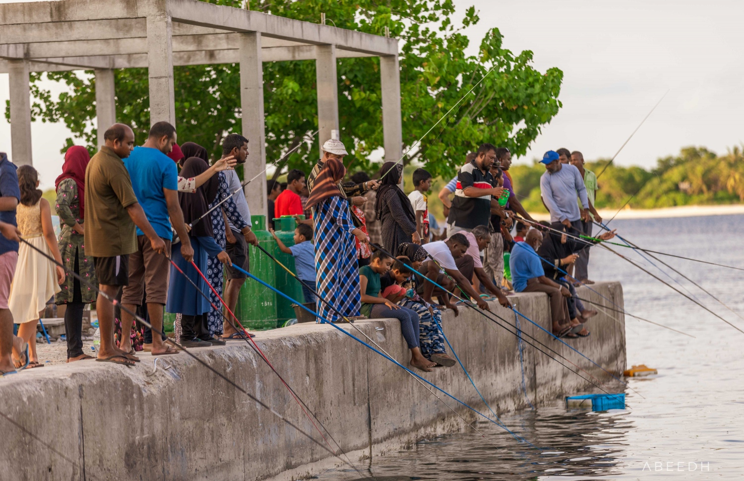 ބ. އޭދަފުށި ފަޅުތެރޭގައި އެ ރަށު ރައްޔިތުން މަސް ބާނަނީ: މަސް ބާނާ އިރު ބުޅި ހެރުން ފަދަ ކަމެއް ދިމާވެދާނެތީ ރައްކާތެރިވާން ޖެހޭ --- ފޮޓޯ: އަބްދުﷲ އަބީދު