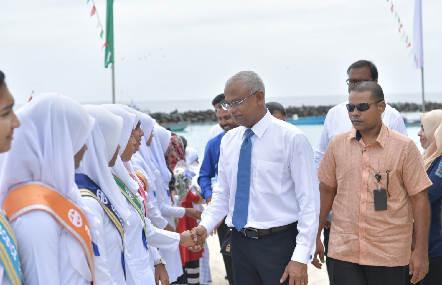 ނ. މިލަދޫ: ސެޕްޓެމްބަރު 5، 2019: ނ. މިލަދޫ ހިދާޔާ ސްކޫލުގެ ރަން ޔޫބީލް ފާހަގަކުރަން އެ ރަށުގައި ބޭއްވި ރަސްމިއްޔާތެއް ޝަރަފުވެރިކޮށްދެއްވުމަށް އެ ރަށަށް ރައީސް އިބްރާހިމް މުހައްމަދު ސޯލިހު ވަޑައިގަތުމުން އެމަނިކުފާނަށް މަރުހަބާ ދަންނަވަނީ.-- ފޮޓޯ: ރައީސް އޮފީސް