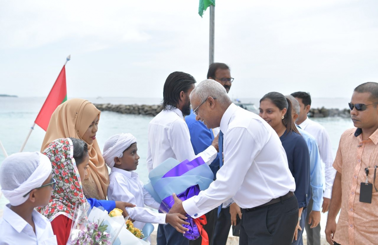 ނ. މިލަދޫ: ސެޕްޓެމްބަރު 5، 2019: ނ. މިލަދޫ ހިދާޔާ ސްކޫލުގެ ރަން ޔޫބީލް ފާހަގަކުރަން އެ ރަށުގައި ބޭއްވި ރަސްމިއްޔާތެއް ޝަރަފުވެރިކޮށްދެއްވުމަށް އެ ރަށަށް ރައީސް އިބްރާހިމް މުހައްމަދު ސޯލިހު ވަޑައިގަތުމުން އެމަނިކުފާނަށް މަރުހަބާ ދަންނަވަނީ.-- ފޮޓޯ: ރައީސް އޮފީސް