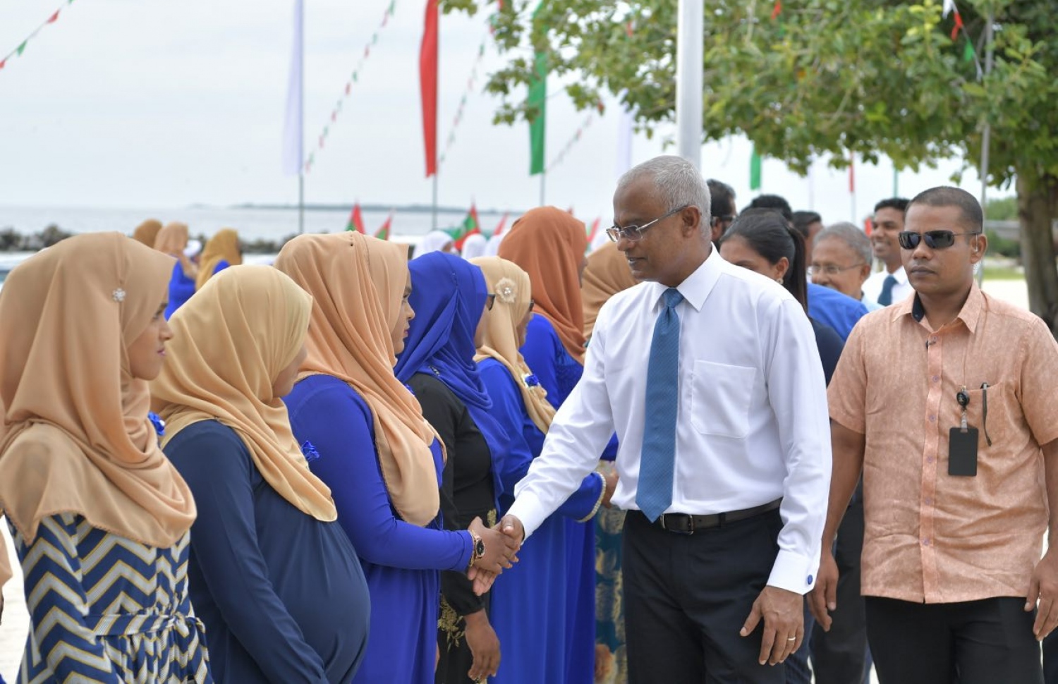 ނ. މިލަދޫ: ސެޕްޓެމްބަރު 5، 2019: ނ. މިލަދޫ ހިދާޔާ ސްކޫލުގެ ރަން ޔޫބީލް ފާހަގަކުރަން އެ ރަށުގައި ބޭއްވި ރަސްމިއްޔާތެއް ޝަރަފުވެރިކޮށްދެއްވުމަށް އެ ރަށަށް ރައީސް އިބްރާހިމް މުހައްމަދު ސޯލިހު ވަޑައިގަތުމުން އެމަނިކުފާނަށް މަރުހަބާ ދަންނަވަނީ.-- ފޮޓޯ: ރައީސް އޮފީސް