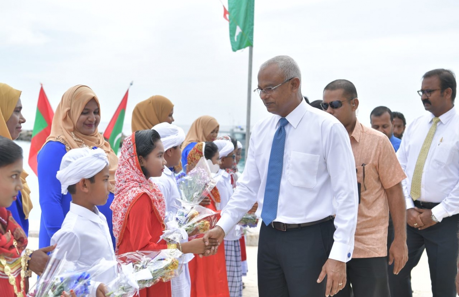 ނ. މިލަދޫ: ސެޕްޓެމްބަރު 5، 2019: ނ. މިލަދޫ ހިދާޔާ ސްކޫލުގެ ރަން ޔޫބީލް ފާހަގަކުރަން އެ ރަށުގައި ބޭއްވި ރަސްމިއްޔާތެއް ޝަރަފުވެރިކޮށްދެއްވުމަށް އެ ރަށަށް ރައީސް އިބްރާހިމް މުހައްމަދު ސޯލިހު ވަޑައިގަތުމުން އެމަނިކުފާނަށް މަރުހަބާ ދަންނަވަނީ.-- ފޮޓޯ: ރައީސް އޮފީސް