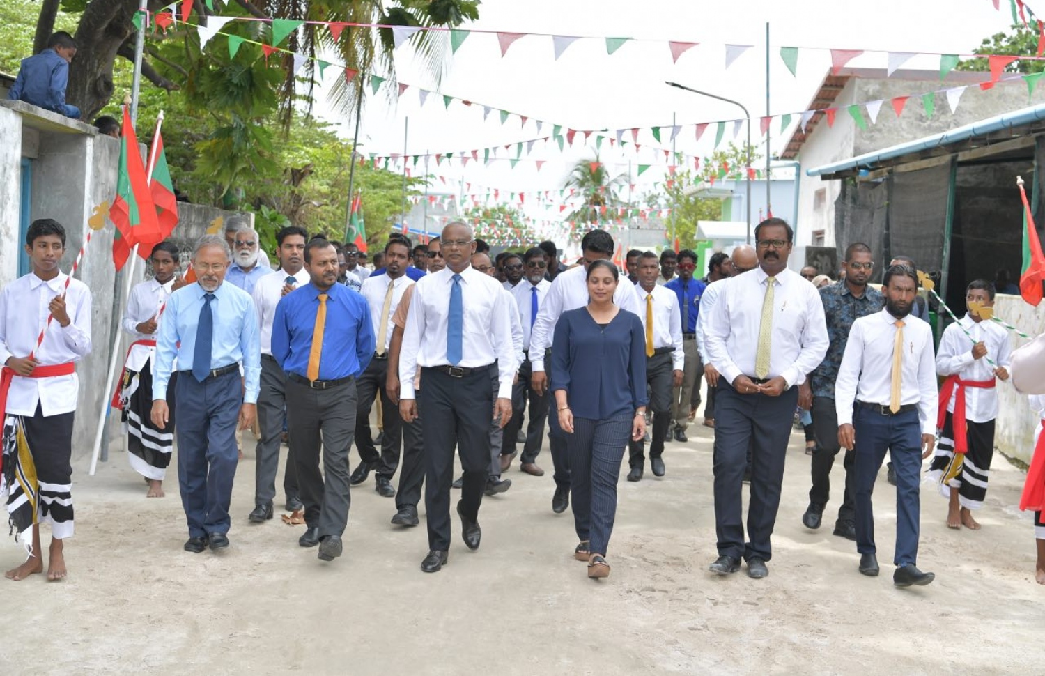 ނ. މިލަދޫ: ސެޕްޓެމްބަރު 5، 2019: ނ. މިލަދޫ ހިދާޔާ ސްކޫލުގެ ރަން ޔޫބީލް ފާހަގަކުރަން އެ ރަށުގައި ބޭއްވި ރަސްމިއްޔާތެއް ޝަރަފުވެރިކޮށްދެއްވުމަށް ރައީސް އިބްރާހިމް މުހައްމަދު ސޯލިހު މިލަދޫގައި.-- ފޮޓޯ: ރައީސް އޮފީސް