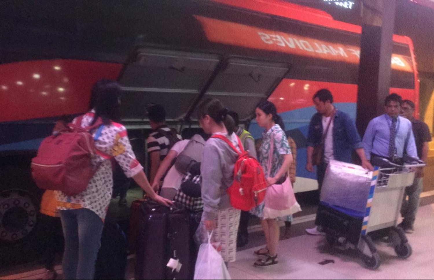 އަލިފާން ރޯވެގެން އިމަޖެންސީގައި ޖެއްސި އެއާ އޭޝިއާގެ ބޯޓުން ފޭބި ބައެއް މީހުން އެއާޕޯޓުން ނުކުމެގެން ދަނީ. -- ފޮޓޯ: މުހައްމަދު ޔާމީން / މިހާރު