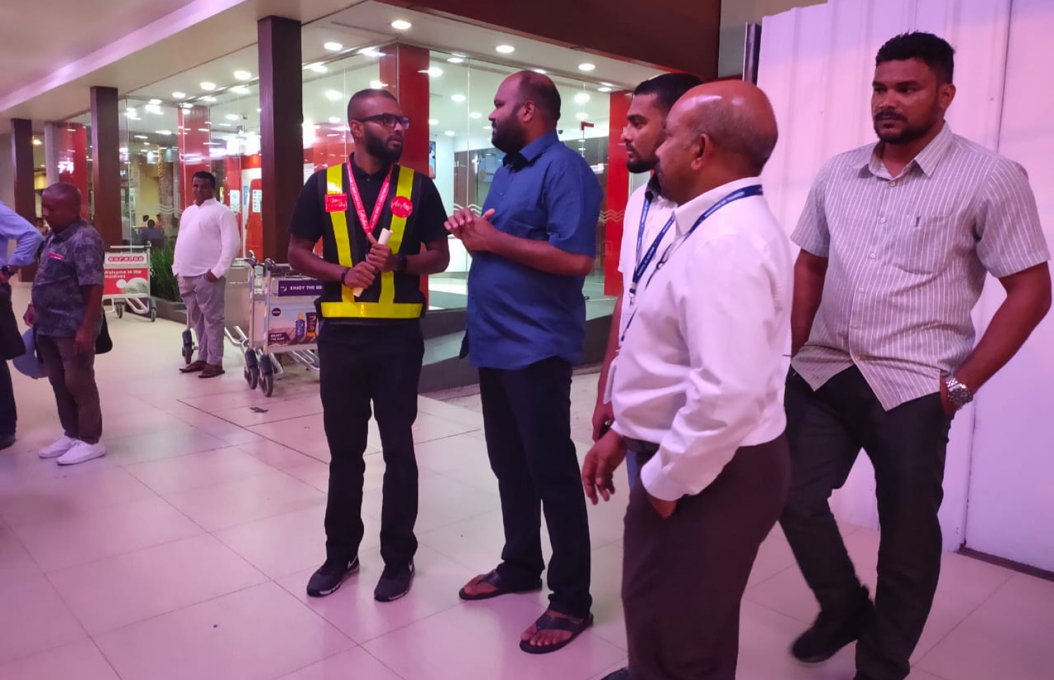 އެއާ އޭޝިއާގެ ބޯޓެއްގައި ރޯވި އިމަޖެންސީގައި ޖެއްސުމާ ގުޅިގެން، އޭގައި ތިބި ޓޫރިސްޓުންނަށް އެހީތެރިކަން ފޯރުކޮށްދީ، ކަންކަން އިންތިޒާމުކޮށްދެއްވުމުގައި ޓޫރިޒަމް މިނިސްޓަރު އަލީ ވަހީދު (ކ-4) އެއާޕޯޓުގައި.