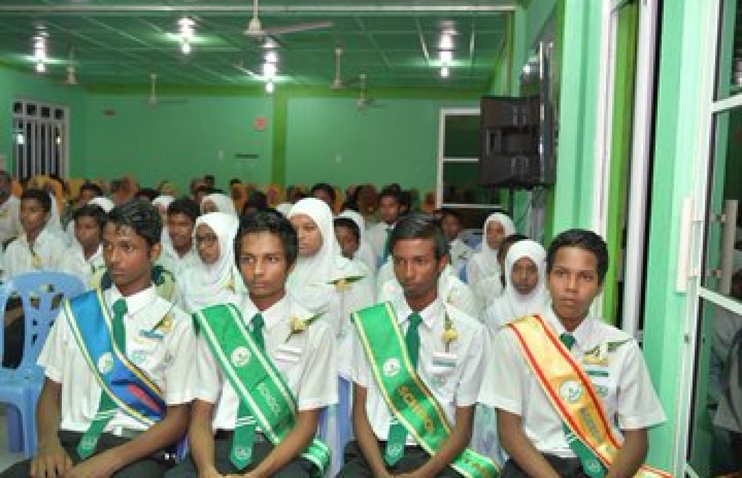 ކުޑަފަރީ ސްކޫލްގެ ރަން ޔޫބިލް ފާހަގަކުރުމަށް މިރޭ ބޭއްވި ޖަލްސާގައި އެ ސްކޫލުގެ ދަރިވަރުން ބައިވެރިވަނީ. -- ފޮޓޯ: ރައީސް އޮފީސް