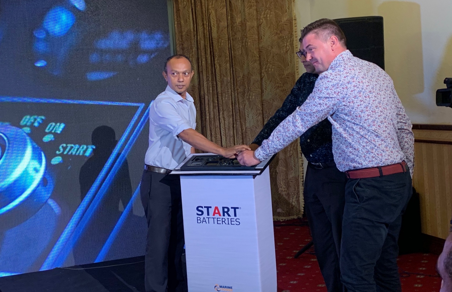 މޮމްބެޓްގެ އޭޝިއާ ޕެސިފިކްގެ ސޭލްސް މެނޭޖަރު (ކ) ޓްރާންސްޕޯޓް މިނިސްޓްރީގެ ސްޓޭޓް މިނިސްޓަރު އަހުމަދު އާދިލް (މ) އަދި މެރިން ޕަވާގެ ޑިރެކްޓަރު ހަސަން އާދިލް (ވ) ސްޓާޓް ބެޓެރީ ތައާރަފުކޮށްދެއްވަނީ. --: ފޮޓޯ: މިހާރު