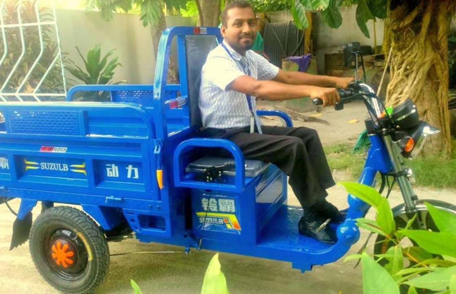 އަލީ ހުސެން އޭނާ ދުއްވާ ޕިކަޕުގައި