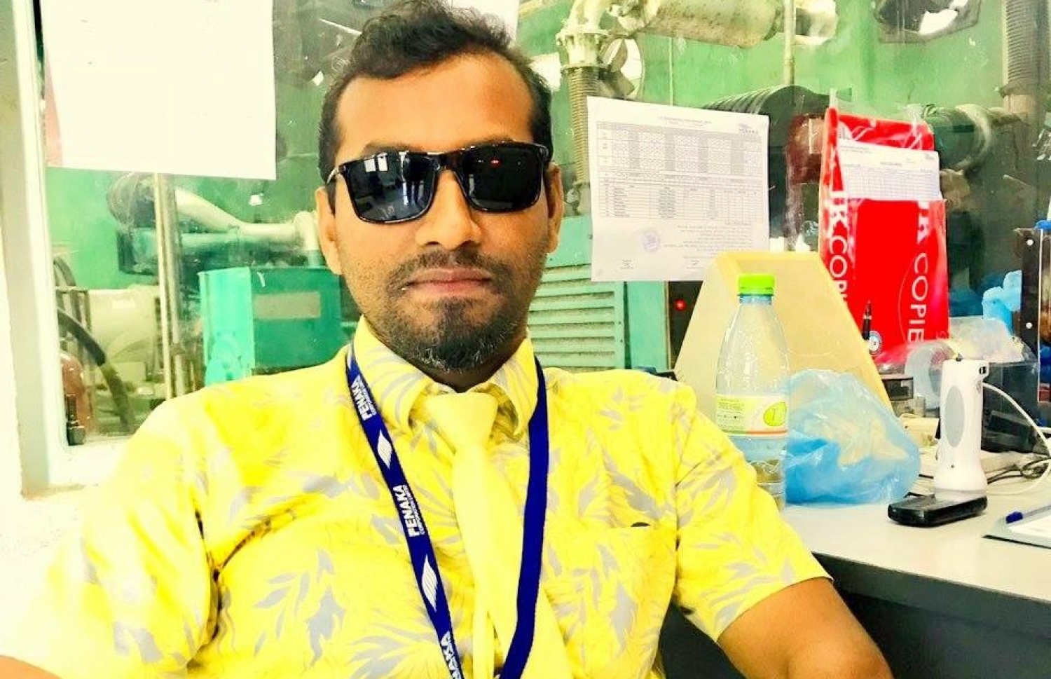 އަލީ ހުސެން އޭނާގެ އޮފީހުގައި: ވަޒީފާގެ ސަބަބުން ދިރިއުޅުން ބަދަލުވެފައިވާ ކަމަށް ބުނި