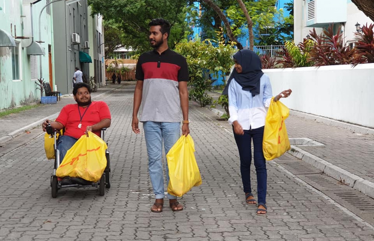 ނާޒިފް (ވ) އޭނާގެ ބައެއް އެކުވެރިންނާ އެކު