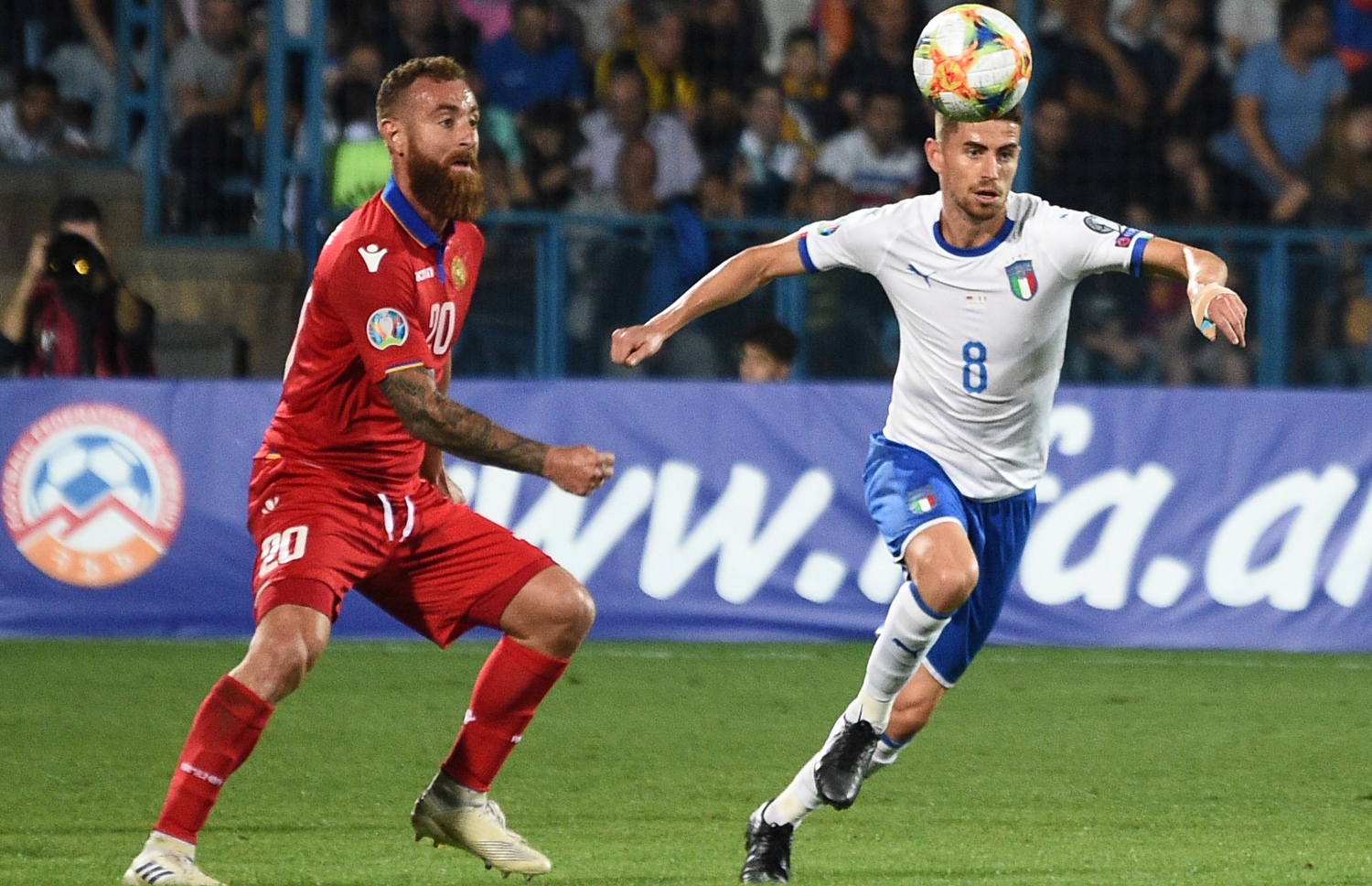 އާރްމީނިއާގެ ކުޅުންތެރިއަކު ކައިިރިން އިޓަލީގެ ޖޯޖީނިއޯ (ކ) ބޯޅަ ފޮނުވާލަނީ. -- ފޮޓޯ: އޭއެފްޕީ