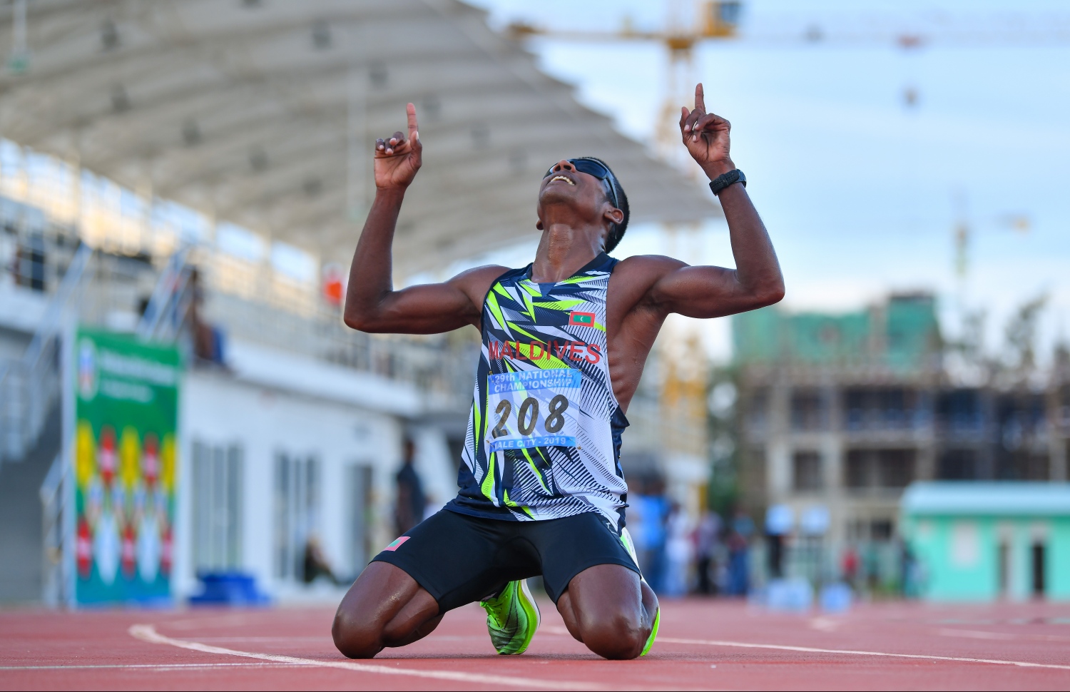 ފަޒީލް މިއަދު 10000 މީޓަރު ރޭސް ކާމިޔާބުކުރުމަށް ފަހު އުފާފާޅުކުރަނީ. --ފޮޓޯ: ހުސެއިން ވަހީދު/ މިހާރު