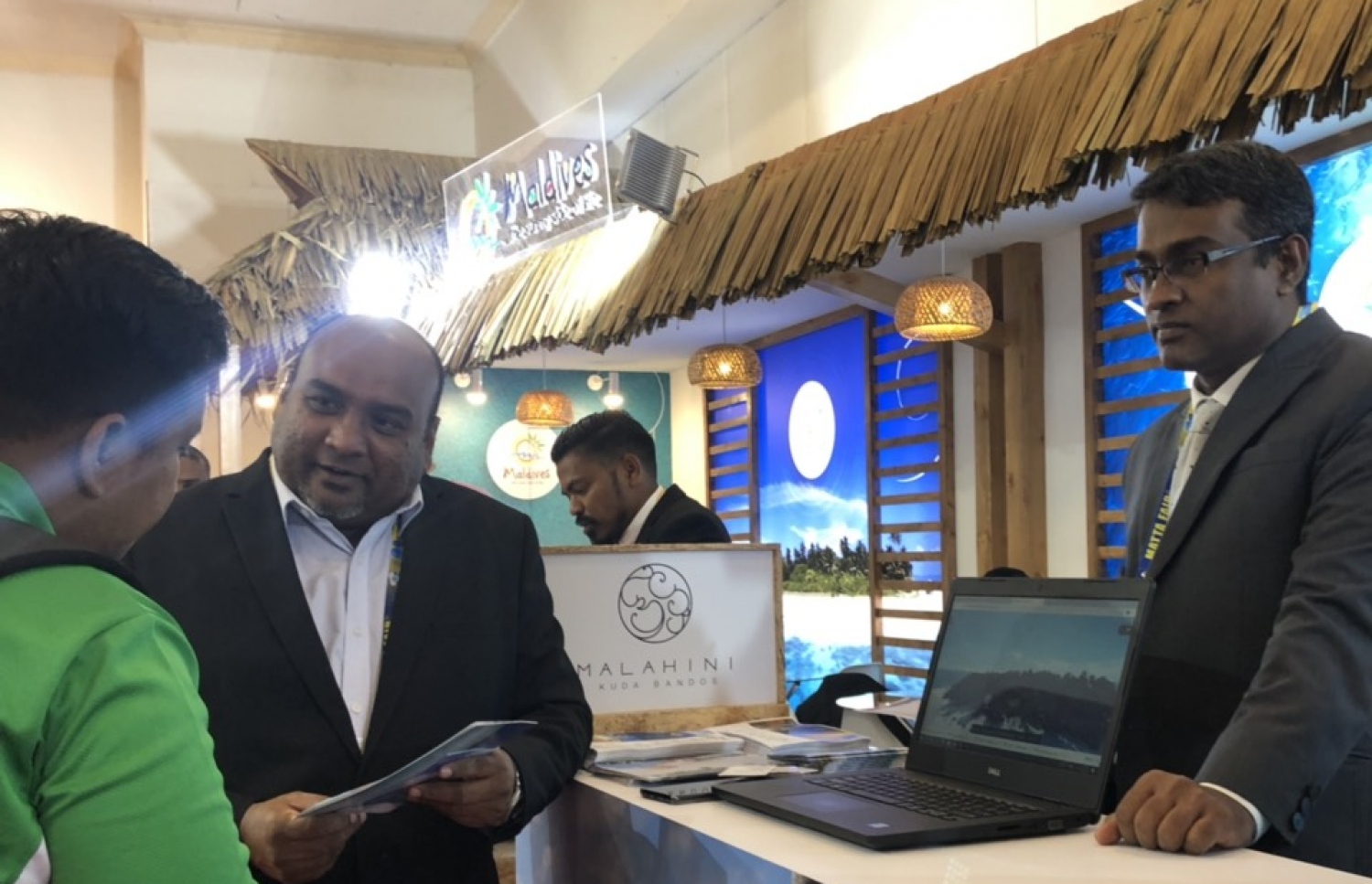 މާޓާ ފެއާގައި ރާއްޖޭގެ ސްޓޭންޑަށް ޒިޔާރަތް ކުރާ ފަރާތްތަކަށް މައުލޫމާތު ދެނީ-- ފޮޓޯ: އެމްއެމްޕީއާރުސީ