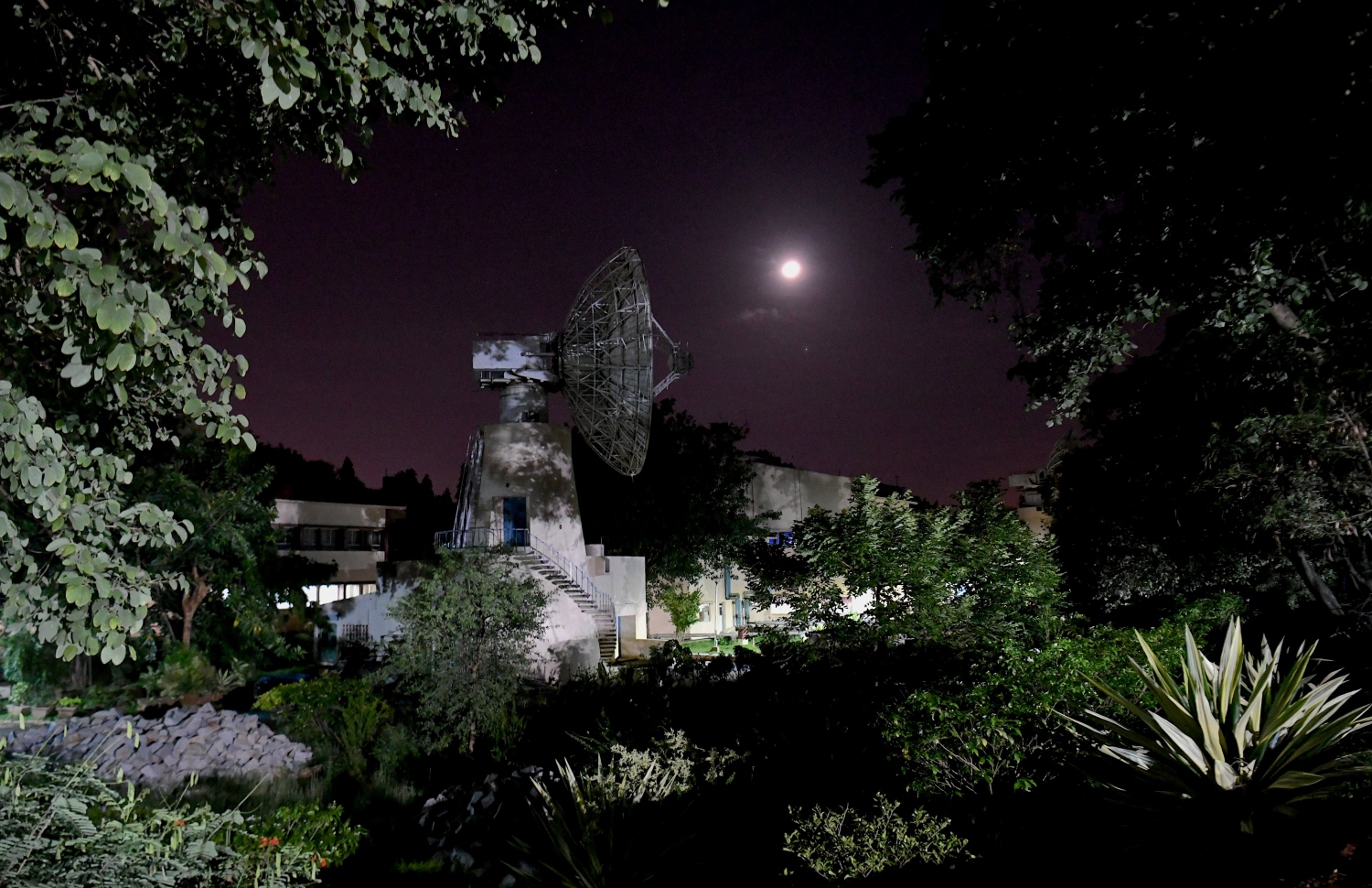 ބެންގަލޯރު- ސެޕްޓެމްބަރު 7، 2019: އިންޑިއާގެ ޖައްވީ ސްޓޭޝަން، އިސްރޯގައި ހަރުކޮށްފައިވާ ރާޑަރަކުން ޖައްވު ބަލަނީ. --ފޮޓޯ:އޭއެފްޕީ