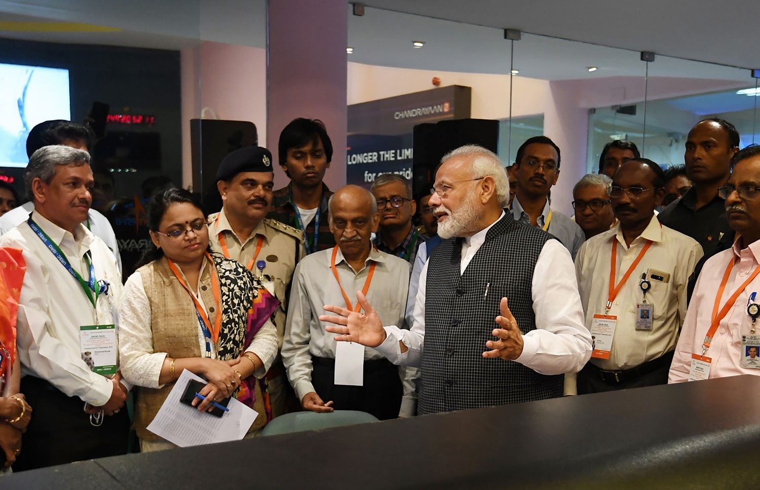 އިންޑިއާގެ ޖައްވީ ސައެންސްވެރިންނަށް ބޮޑު ވަޒީރު މޯދީ ހިތްވަރު ދެއްވަނީ. --ފޮޓޯ:އޭއެފްޕި