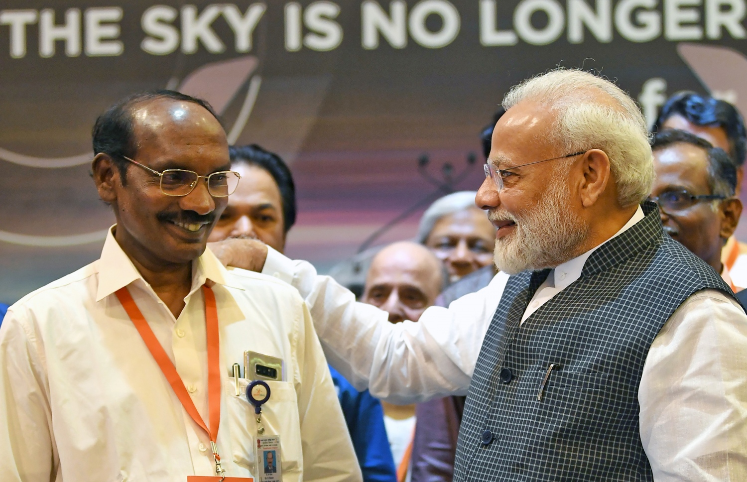 ބެންގަލޯރު - ސެޕްޓެމްބަރު 7، 2019: އިންޑިއަން ސްޕޭސް ރިސާޗް އޮގަނައިޒޭޝަން (އިސްރޯ) ގެ ޗެއާމަން ކޭ. ސިލްވަން (ވ)އާ ބޮޑު ވަޒީރު ނަރެންދުރަ މޯދީ ވާހަކަ ދައްކަވަނީ. --ފޮޓޯ:އޭއެފްޕީ