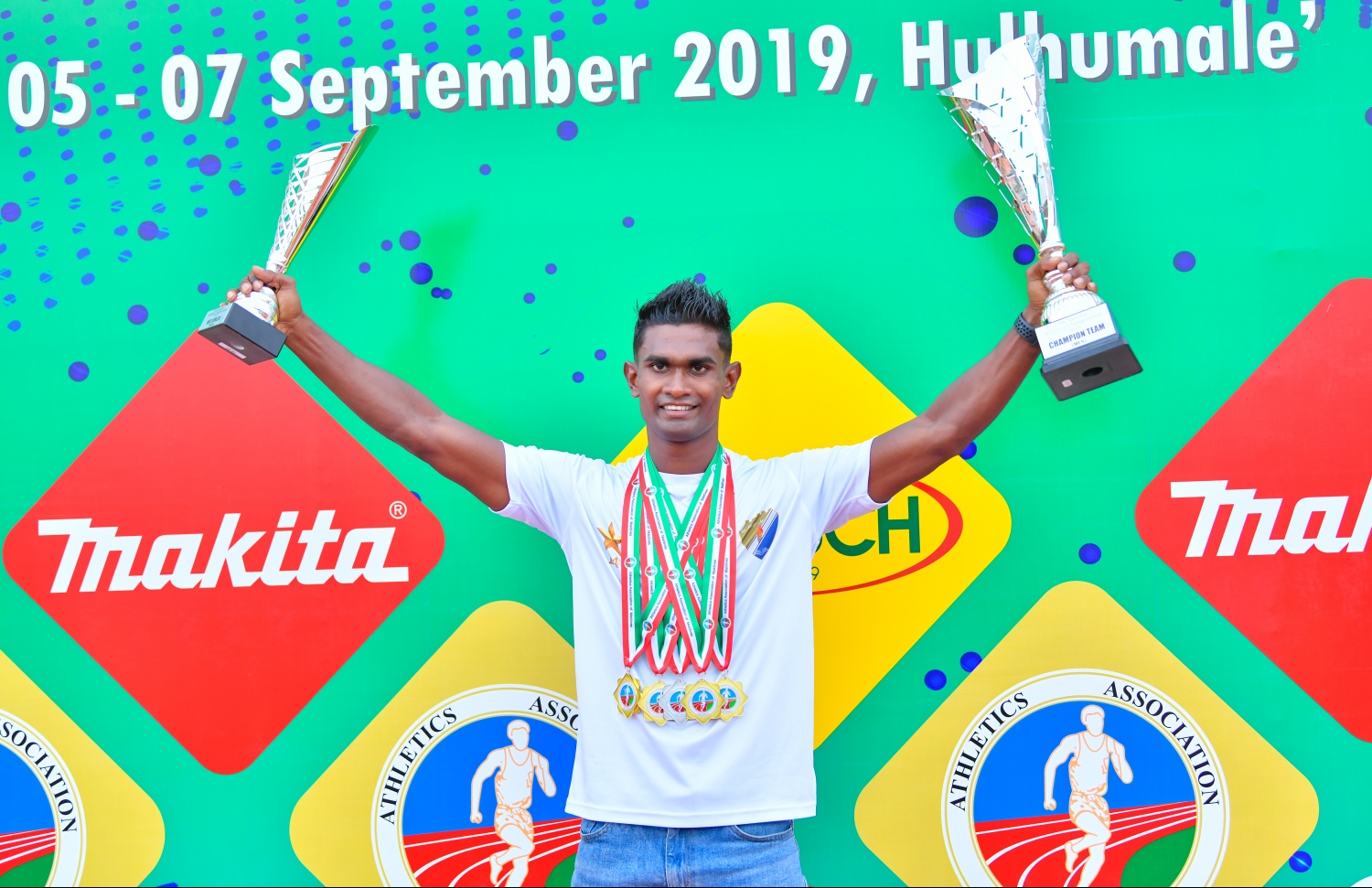 ސާއިދު އޭނާގެ މެޑަލްތަކާއި ތަށިތައް ދައްކާލަނީ. –ފޮޓޯ: ހުސެއިން ވަހީދު/ މިހާރު