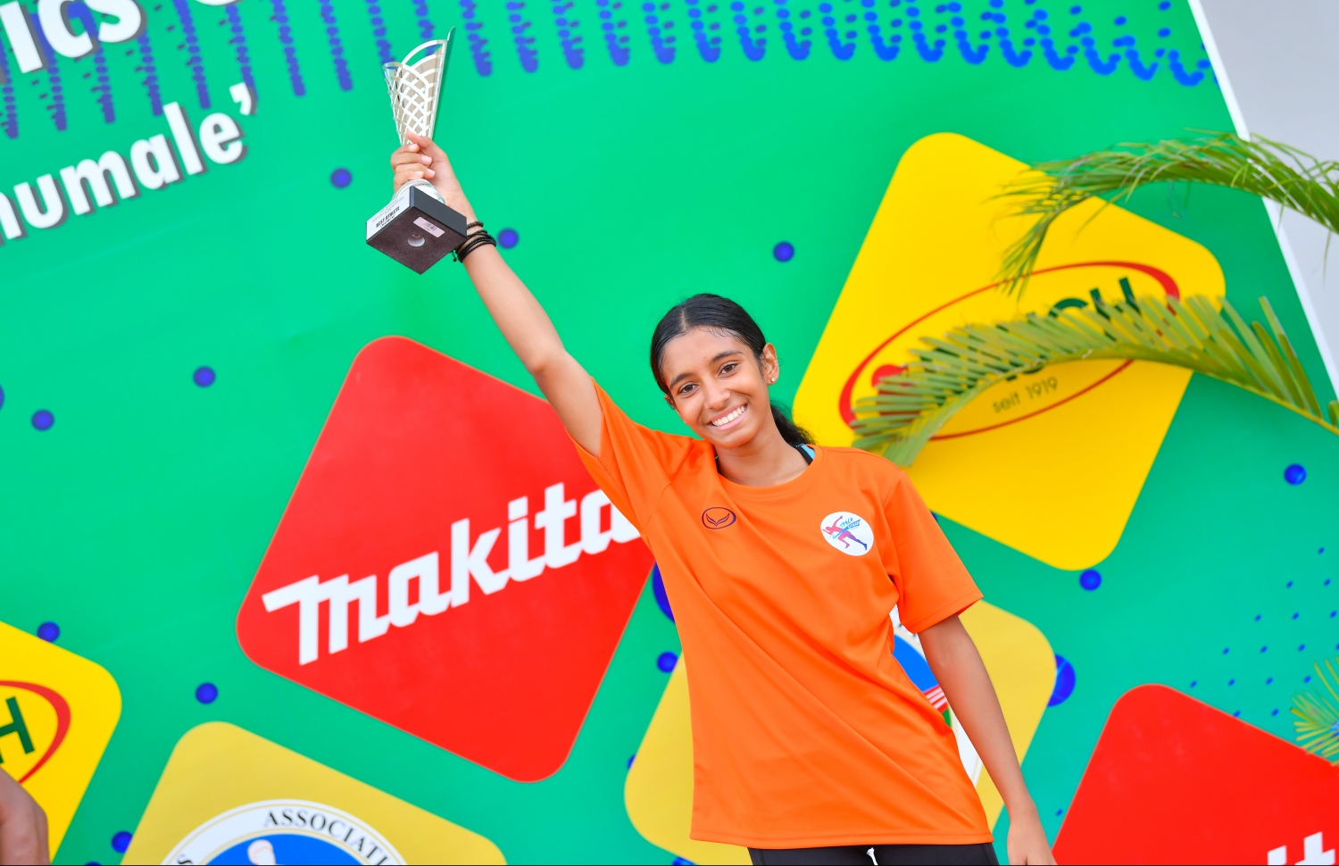 ހިމްނާ ތަށި އުފުލާލަނީ: މިއީ އޭނާ އެއް ވަނަ އެތުލީޓުގެ މަގާމް ހޯދި ފުރަތަމަ ފަހަރު. –ފޮޓޯ: ހުސެއިން ވަހީދު/ މިހާރު