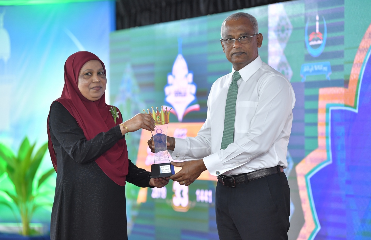 މާލެ: ސެޕްޓެމްބަރު 7، 2019: 33 ވަނަ ގައުމީ ގުރުއާން މުބާރާތުގެ ނަތީޖާ ފާޅުކުރުމަށް އިސްލާމީ މަރުކަޒުގައި ބޭއްވި ރަސްމިއްޔާތުގައި ހާފިޒު ކަމުގެ ސަނަދު ލިބުނު ދަރިވަރަކަށް ރައީސް އިބްރާހިމް މުހައްމަދު ސޯލިހު އިނާމު ދެއްވަނީ.-- ފޮޓޯ: ރައީސް އޮފީސް