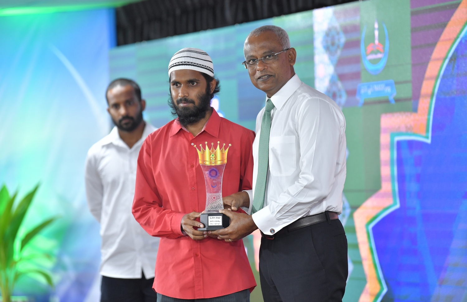 މާލެ: ސެޕްޓެމްބަރު 7، 2019: 33 ވަނަ ގައުމީ ގުރުއާން މުބާރާތުގެ ނަތީޖާ ފާޅުކުރުމަށް އިސްލާމީ މަރުކަޒުގައި ބޭއްވި ރަސްމިއްޔާތުގައި ހާފިޒު ކަމުގެ ސަނަދު ލިބުނު ދަރިވަރަކަށް ރައީސް އިބްރާހިމް މުހައްމަދު ސޯލިހު އިނާމު ދެއްވަނީ.-- ފޮޓޯ: ރައީސް އޮފީސް