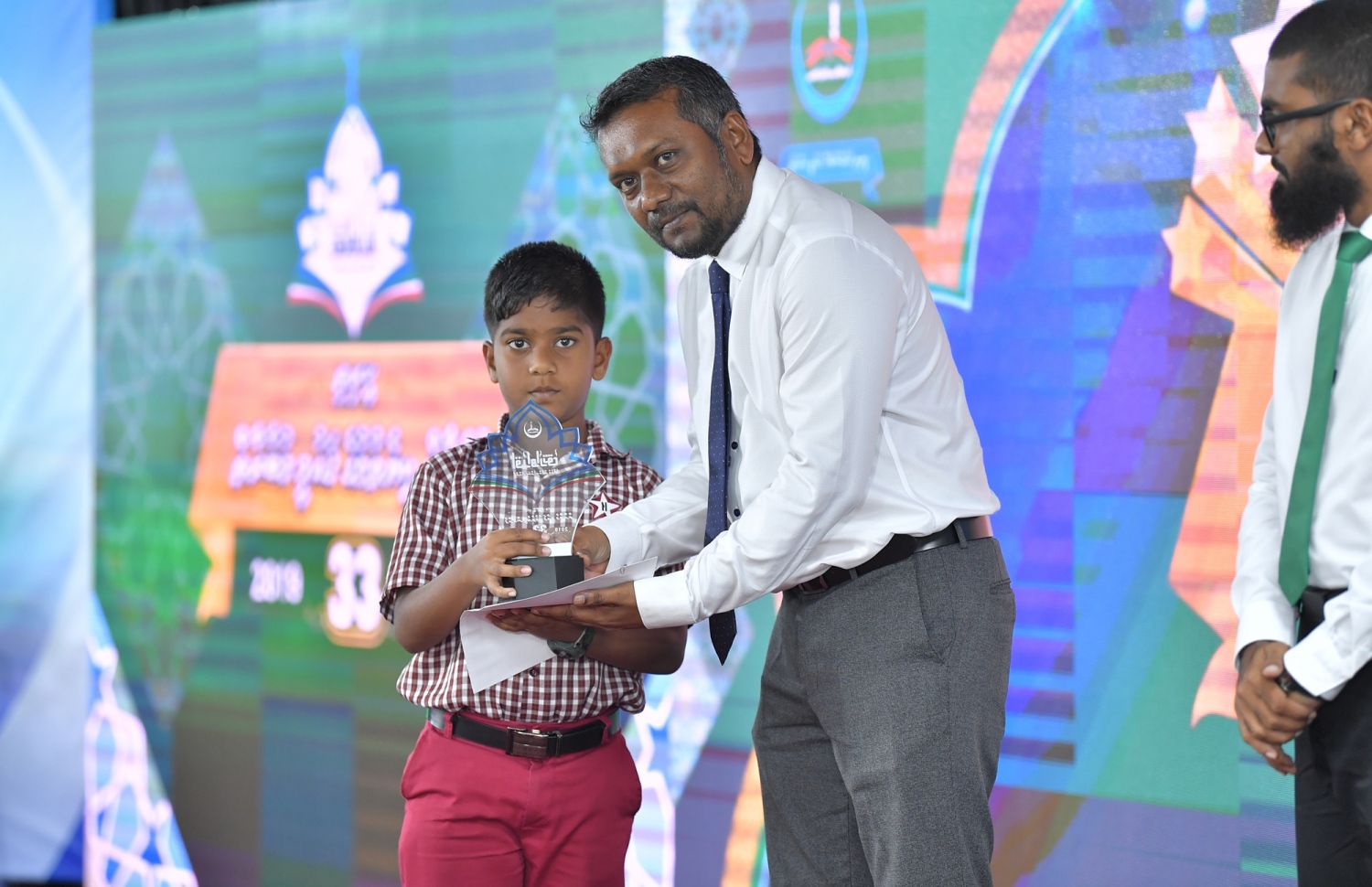 މާލެ: ސެޕްޓެމްބަރު 7، 2019: 33 ވަނަ ގައުމީ ގުރުއާން މުބާރާތުގެ ނަތީޖާ ފާޅުކުރުމަށް އިސްލާމީ މަރުކަޒުގައި ބޭއްވި ރަސްމިއްޔާތުގައި އިކޮނޮމިކް މިނިސްޓަރު ފައްޔާޒް އިސްމާއިލް ދަރިވަރަކަށް އިނާމު ދެއްވަނީ.-- ފޮޓޯ: ރައީސް އޮފީސް