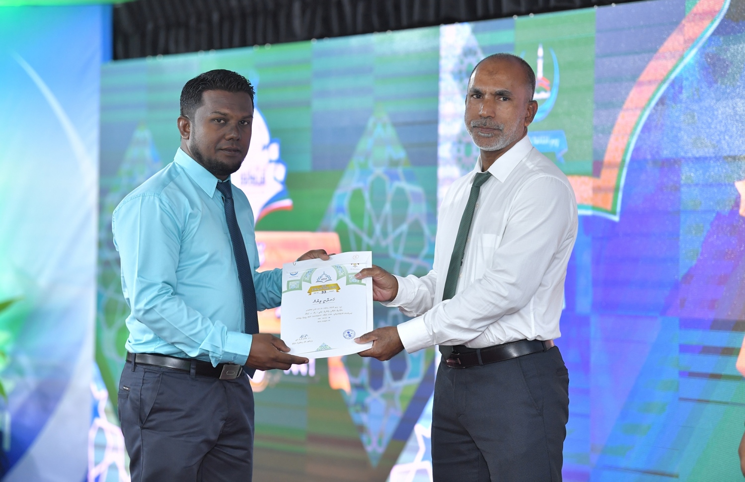 މާލެ: ސެޕްޓެމްބަރު 7، 2019: 33 ވަނަ ގައުމީ ގުރުއާން މުބާރާތުގެ ނަތީޖާ ފާޅުކުރުމަށް އިސްލާމީ މަރުކަޒުގައި ބޭއްވި ރަސްމިއްޔާތުގައި އިސްލާމިކް މިނިސްޓަރު ޑރ. އަހުމަދު ޒާހިރު ދަރިވަރަކަށް ހަނދާނީ ލިޔުމެއް ހަވާލު ކުރައްވަނީ.-- ފޮޓޯ: ރައީސް އޮފީސް