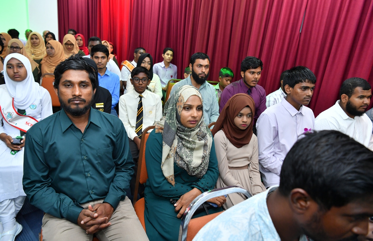 މާލެ: ސެޕްޓެމްބަރު 7، 2019: 33 ވަނަ ގައުމީ ގުރުއާން މުބާރާތުގެ ނަތީޖާ ފާޅުކުރުމަށް އިސްލާމީ މަރުކަޒުގައި ބޭއްވި ރަސްމިއްޔާތުގައި ދަރިވަރުންތަކެއް ބައިވެރިވަނީ.-- ފޮޓޯ: ރައީސް އޮފީސް