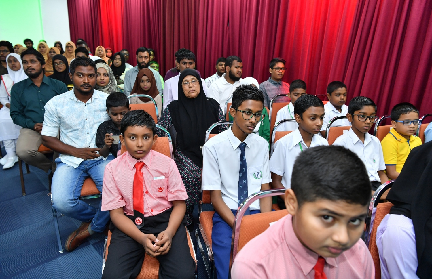 މާލެ: ސެޕްޓެމްބަރު 7، 2019: 33 ވަނަ ގައުމީ ގުރުއާން މުބާރާތުގެ ނަތީޖާ ފާޅުކުރުމަށް އިސްލާމީ މަރުކަޒުގައި ބޭއްވި ރަސްމިއްޔާތުގައި ދަރިވަރުންތަކެއް ބައިވެރިވަނީ.-- ފޮޓޯ: ރައީސް އޮފީސް