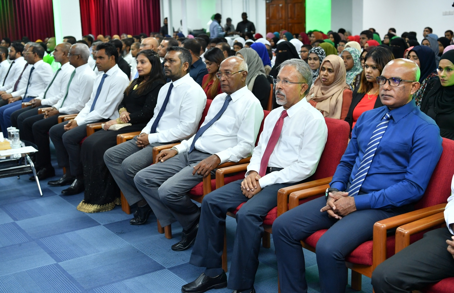 މާލެ: ސެޕްޓެމްބަރު 7، 2019: 33 ވަނަ ގައުމީ ގުރުއާން މުބާރާތުގެ ނަތީޖާ ފާޅުކުރުމަށް އިސްލާމީ މަރުކަޒުގައި ބޭއްވި ރަސްމިއްޔާތުގައި ރައީސް މުހައްމަދު ސޯލިހާއި ނައިބު ރައީސް ފައިސަލް ނަސީމުގެ އިތުރުން ސަރުކާގެ ބައެއް ވަޒީރުން ބައިވެރިވެ ވަޑައިގަންނަވަނީ.-- ފޮޓޯ: ރައީސް އޮފީސް